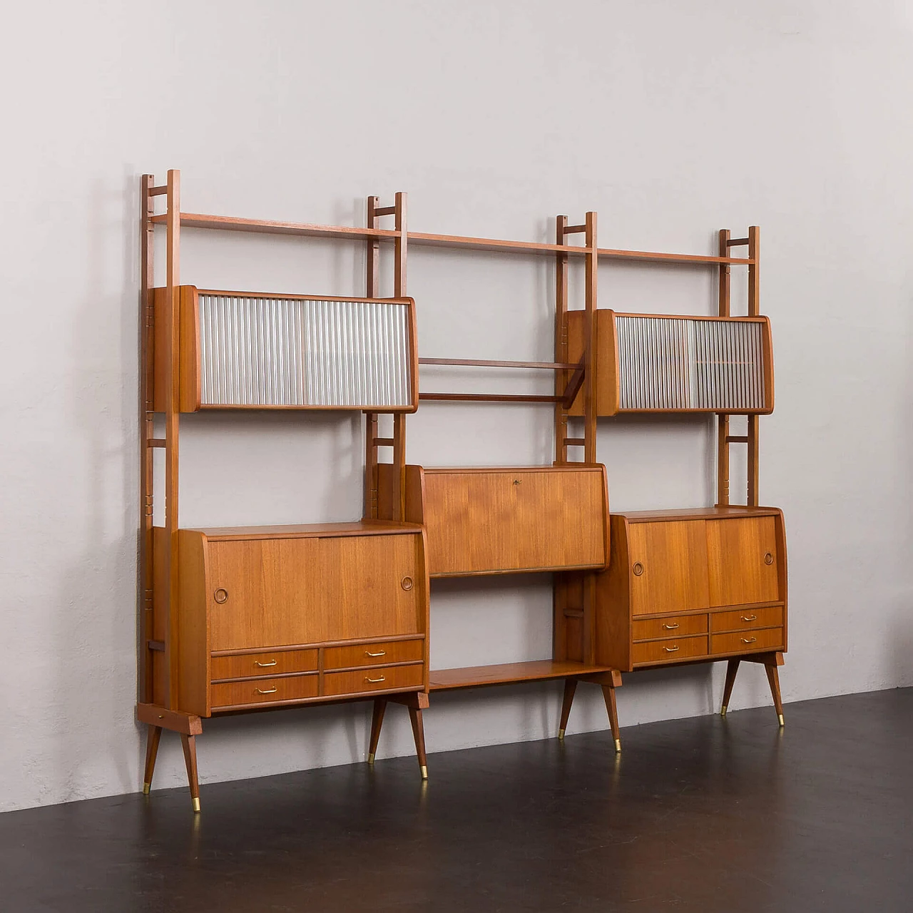 Libreria scandinava a tre campate in teak con scrivania e scaffali, anni '60 25