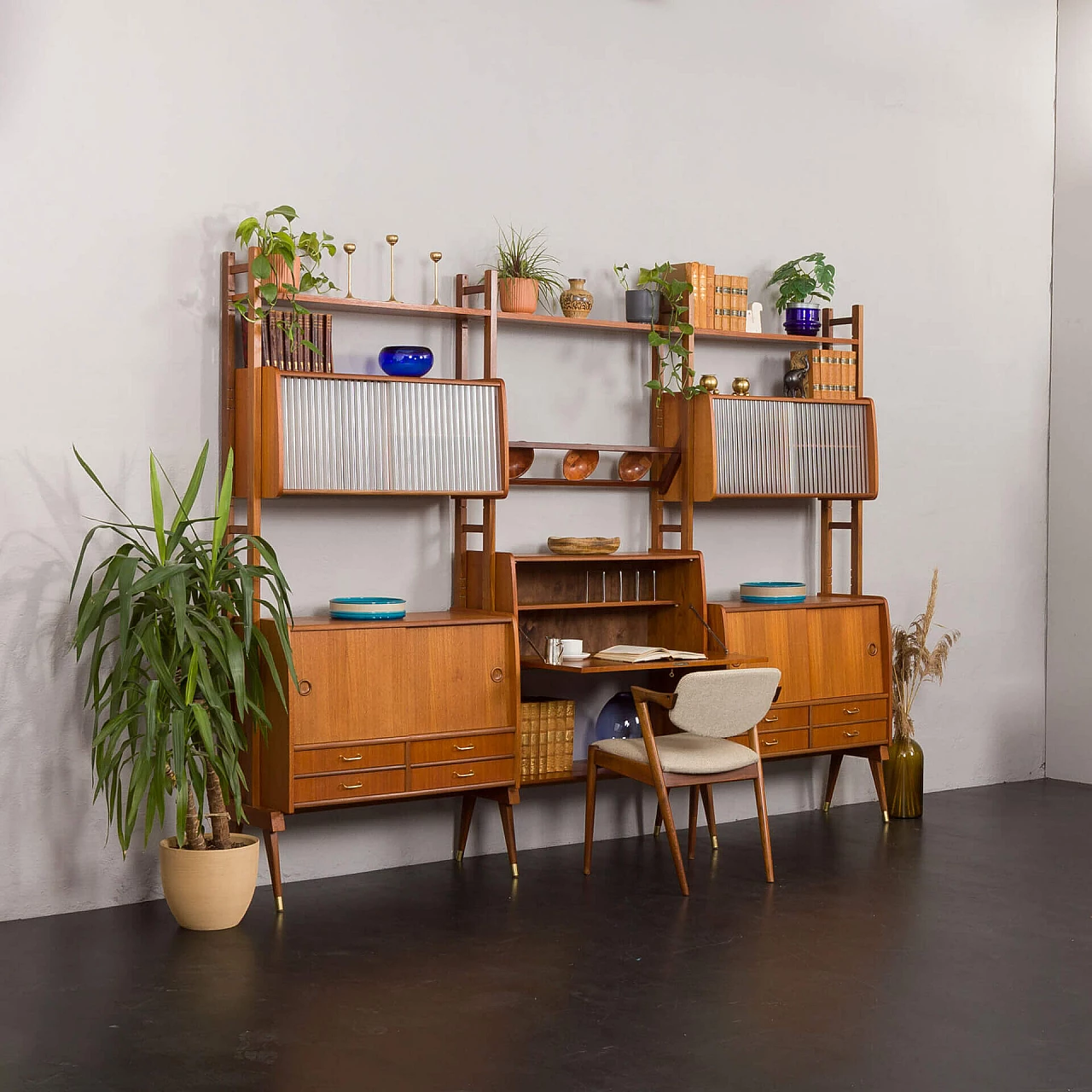 Libreria scandinava a tre campate in teak con scrivania e scaffali, anni '60 26