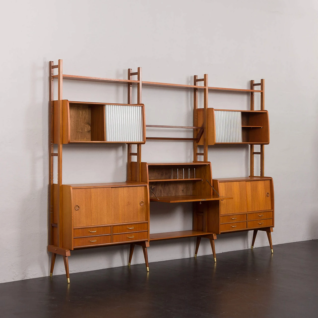 Libreria scandinava a tre campate in teak con scrivania e scaffali, anni '60 27