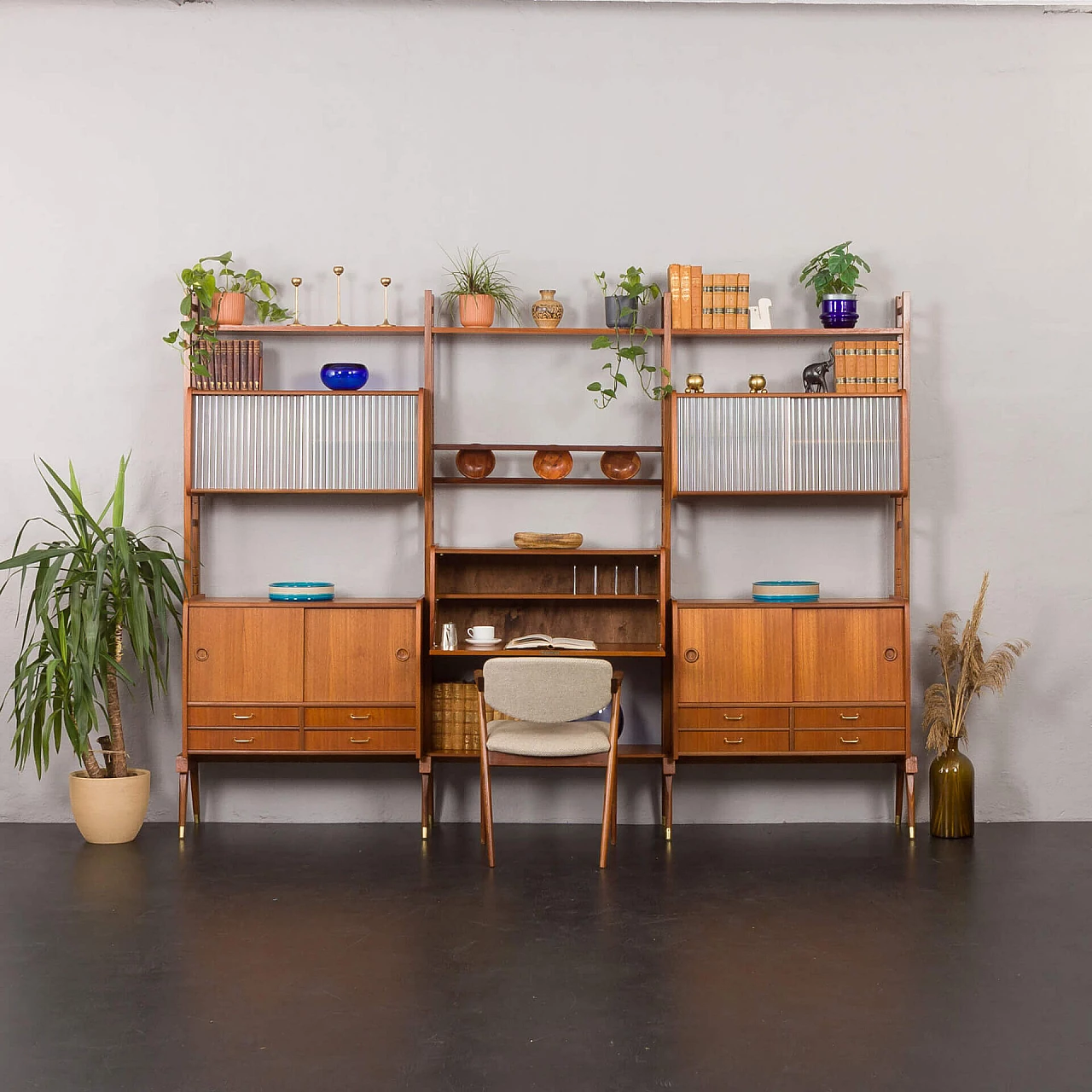 Libreria scandinava a tre campate in teak con scrivania e scaffali, anni '60 28