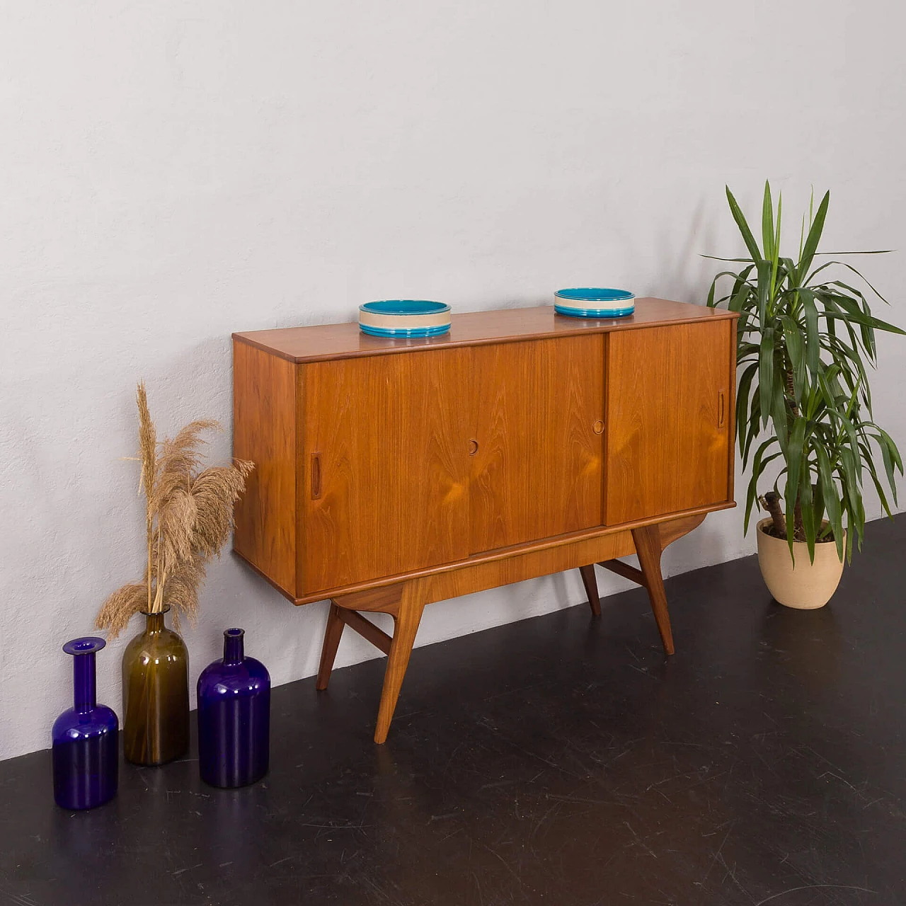 Credenza danese in teak con base in teak massiccio con cassetto nascosto, anni '60 1