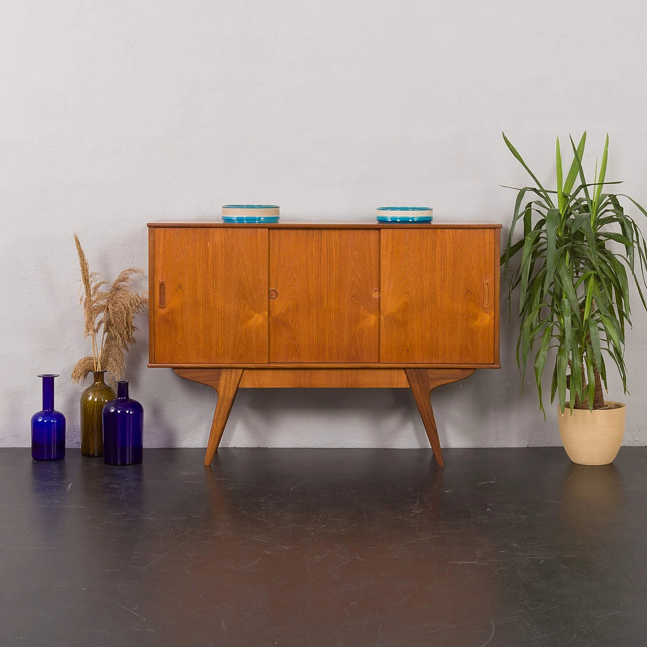 Credenza danese in teak con base in teak massiccio con cassetto nascosto, anni '60 2