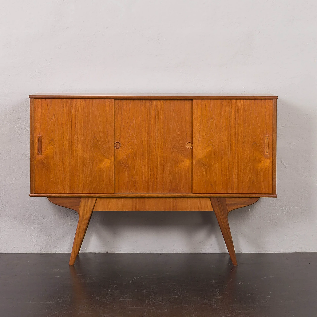 Credenza danese in teak con base in teak massiccio con cassetto nascosto, anni '60 3