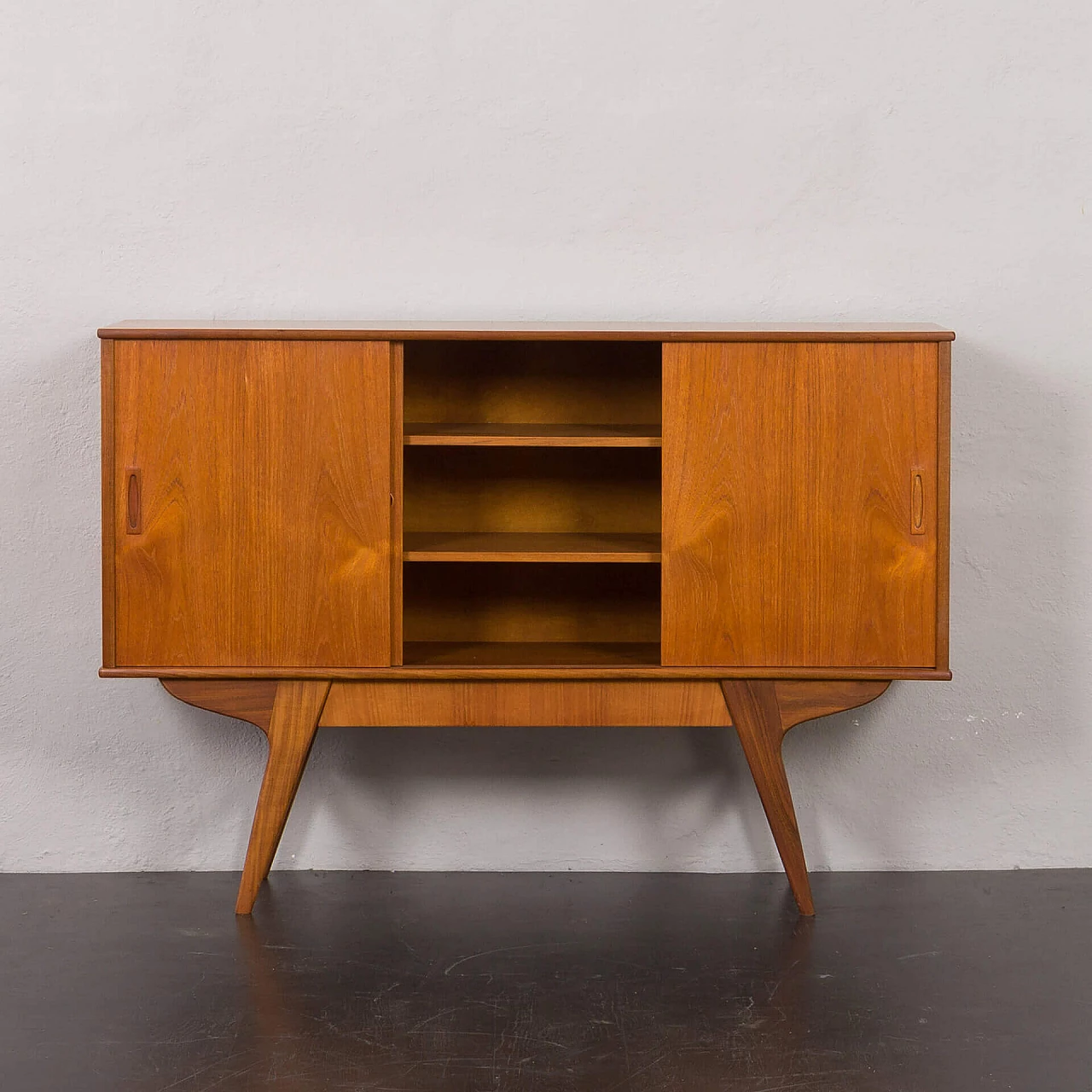 Credenza danese in teak con base in teak massiccio con cassetto nascosto, anni '60 4