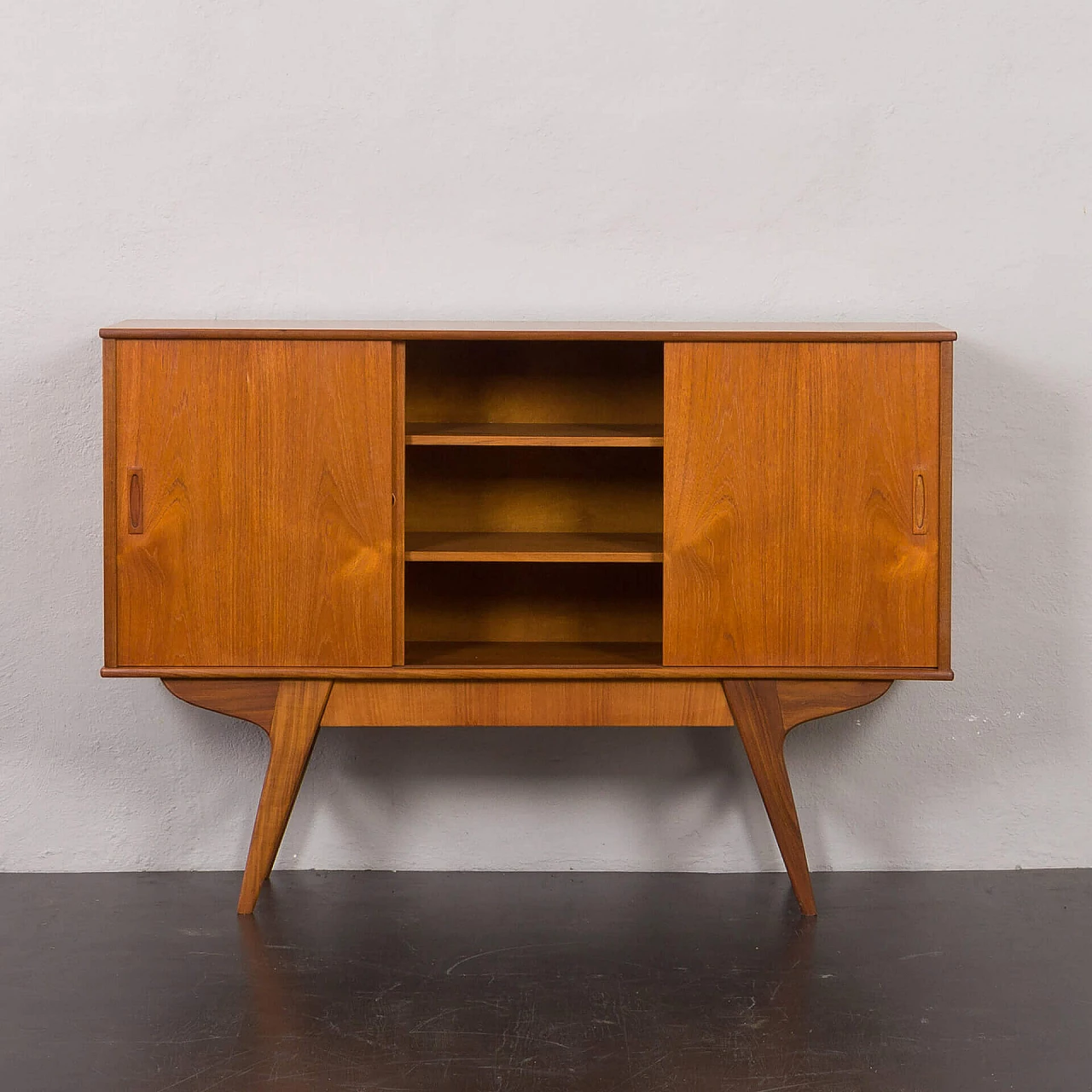 Credenza danese in teak con base in teak massiccio con cassetto nascosto, anni '60 5