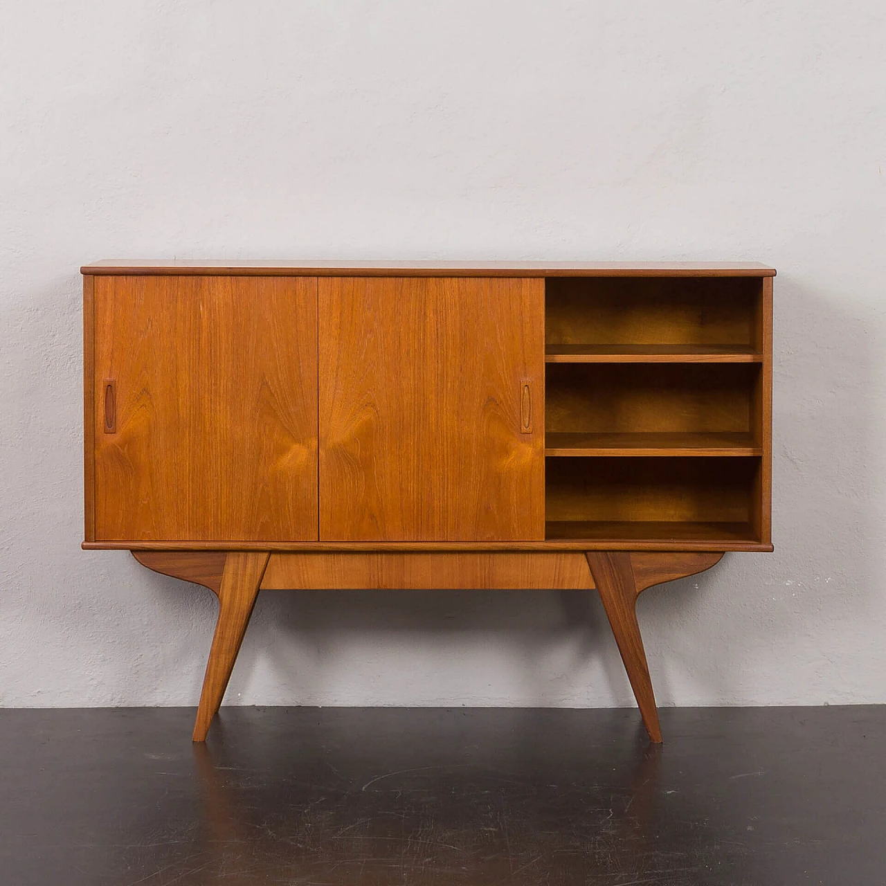Credenza danese in teak con base in teak massiccio con cassetto nascosto, anni '60 6
