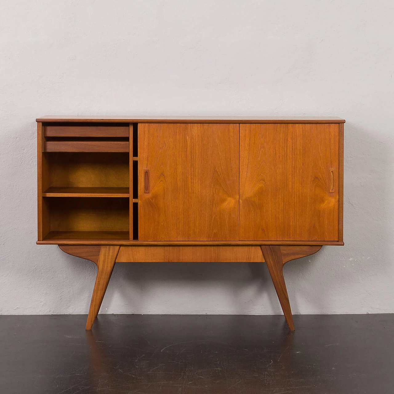 Credenza danese in teak con base in teak massiccio con cassetto nascosto, anni '60 7