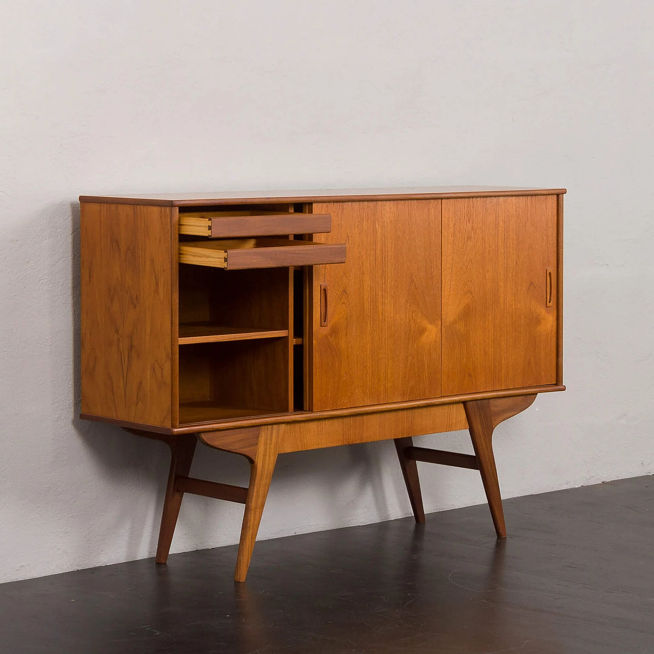 Credenza danese in teak con base in teak massiccio con cassetto nascosto, anni '60 9
