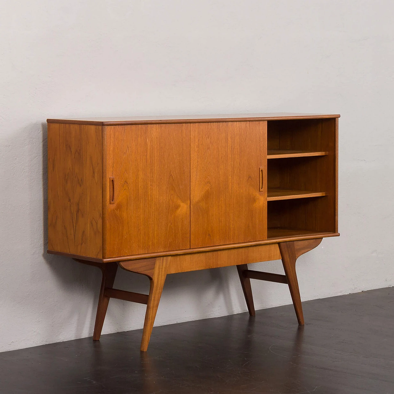 Credenza danese in teak con base in teak massiccio con cassetto nascosto, anni '60 10