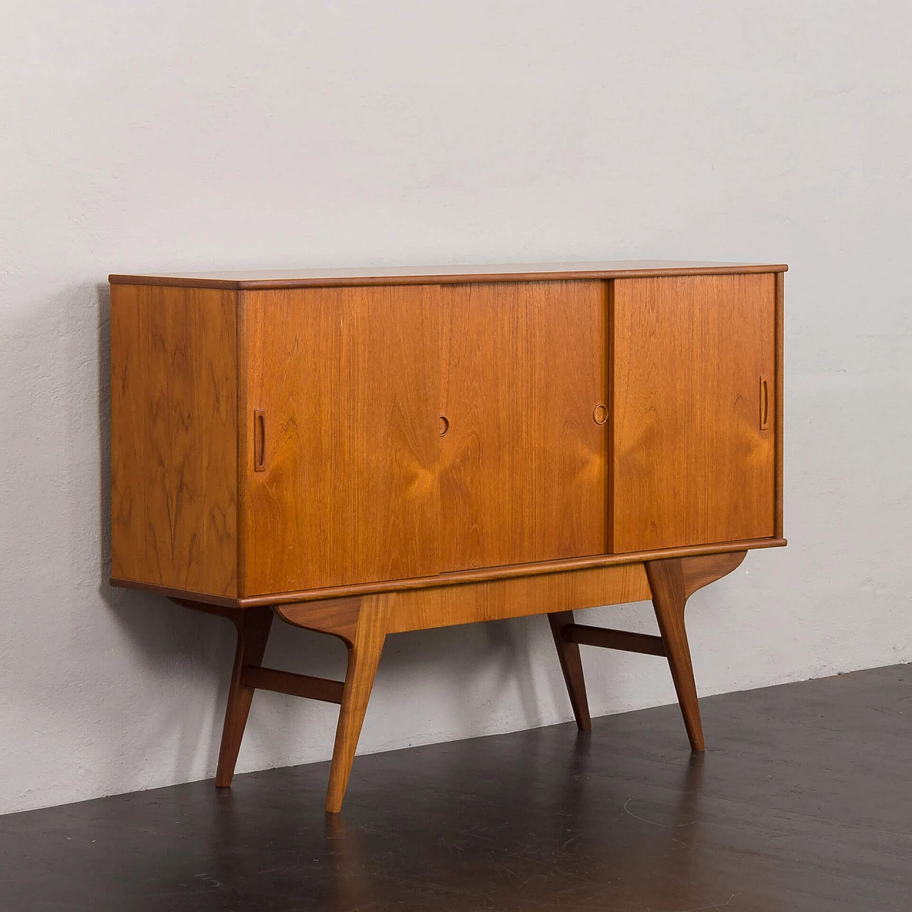 Credenza danese in teak con base in teak massiccio con cassetto nascosto, anni '60 11