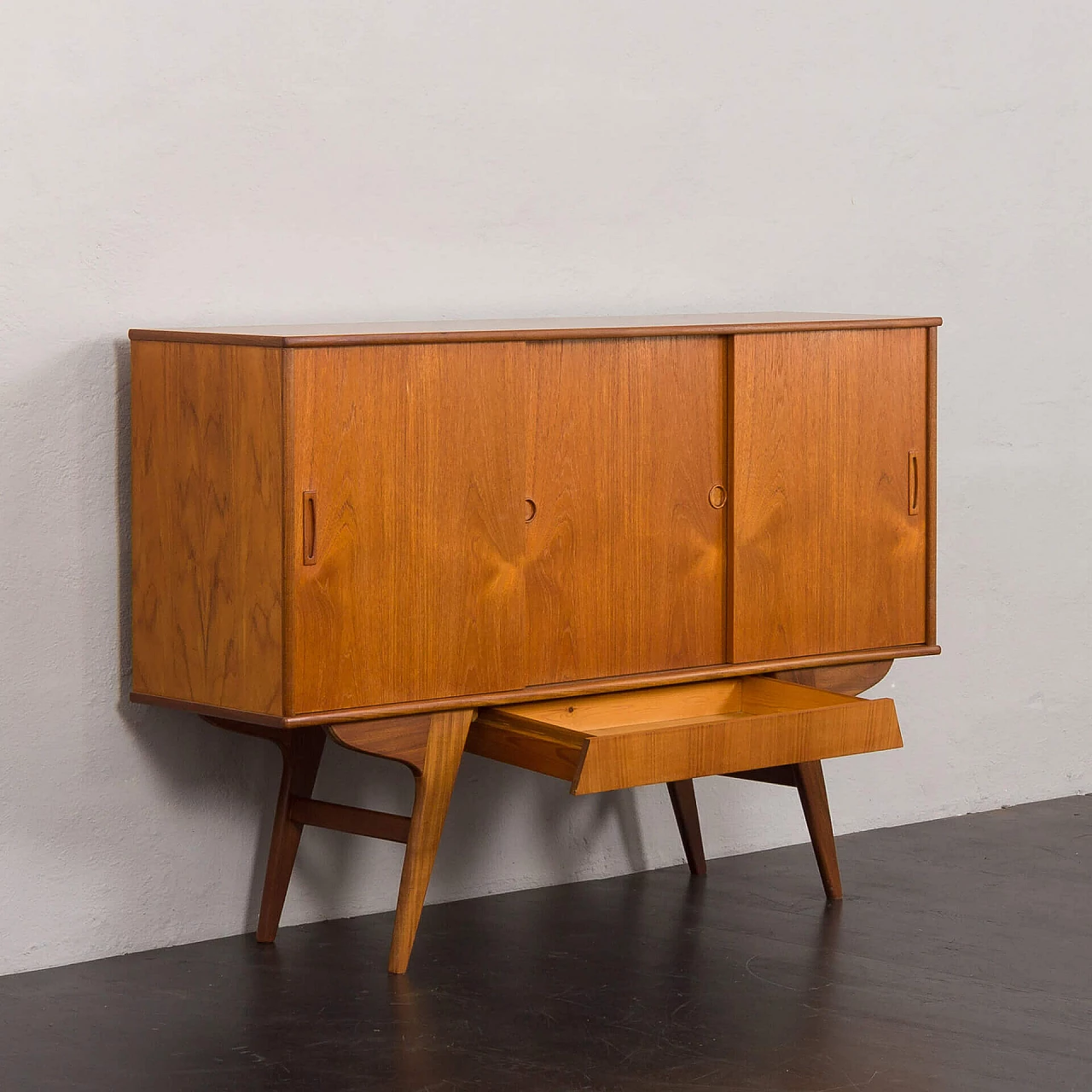 Credenza danese in teak con base in teak massiccio con cassetto nascosto, anni '60 12