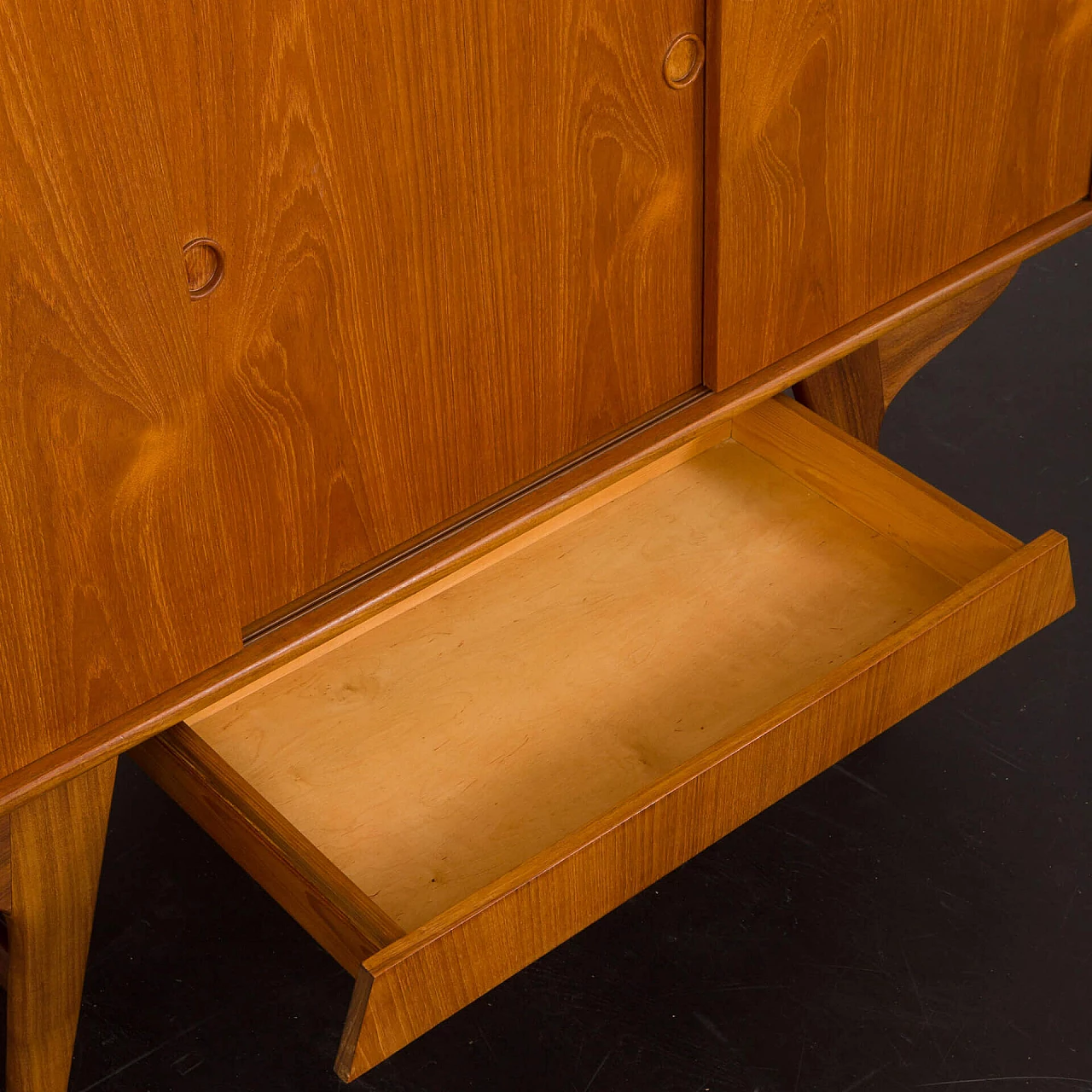 Credenza danese in teak con base in teak massiccio con cassetto nascosto, anni '60 13