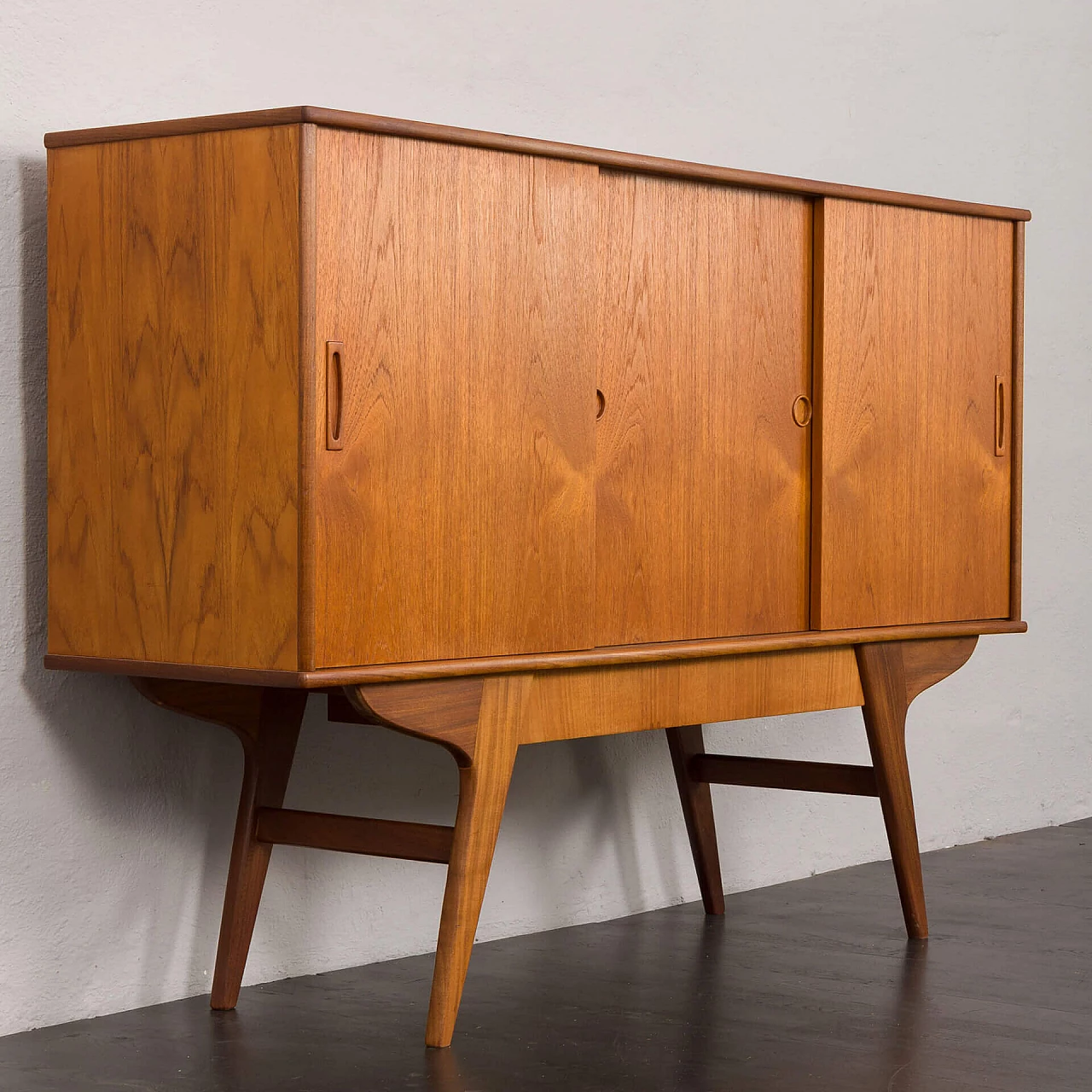 Credenza danese in teak con base in teak massiccio con cassetto nascosto, anni '60 14