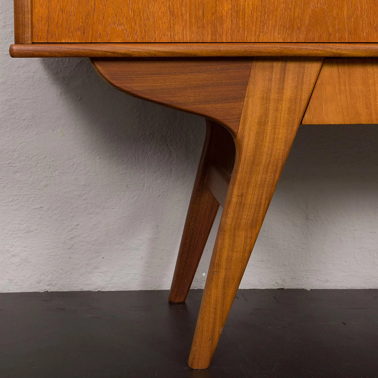 Credenza danese in teak con base in teak massiccio con cassetto nascosto, anni '60 15