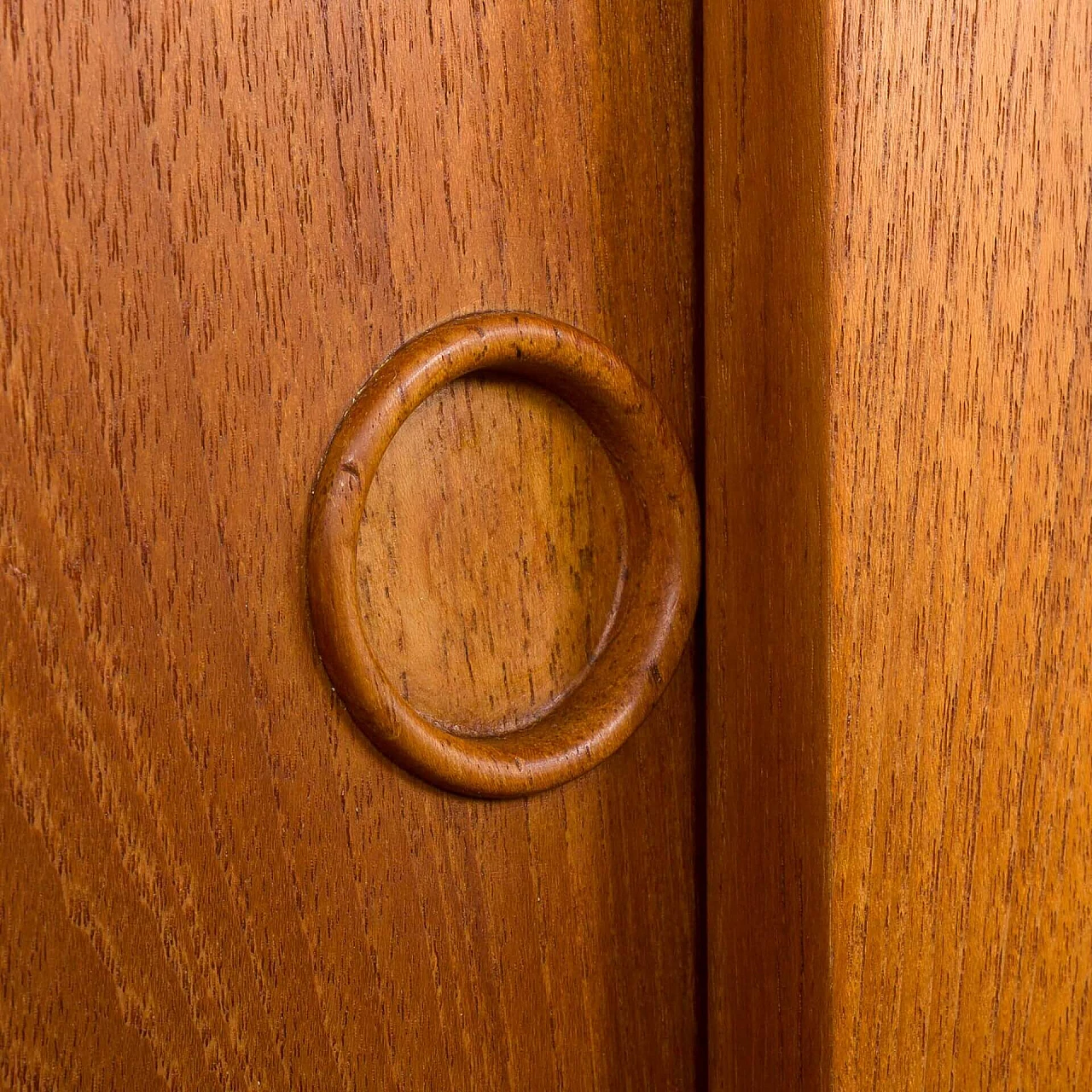 Credenza danese in teak con base in teak massiccio con cassetto nascosto, anni '60 16