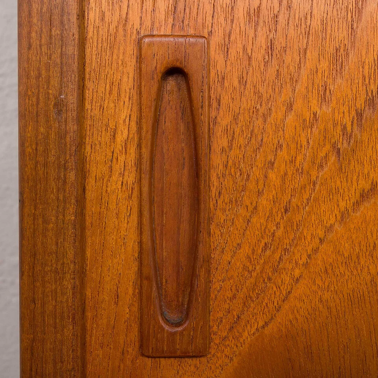 Credenza danese in teak con base in teak massiccio con cassetto nascosto, anni '60 17