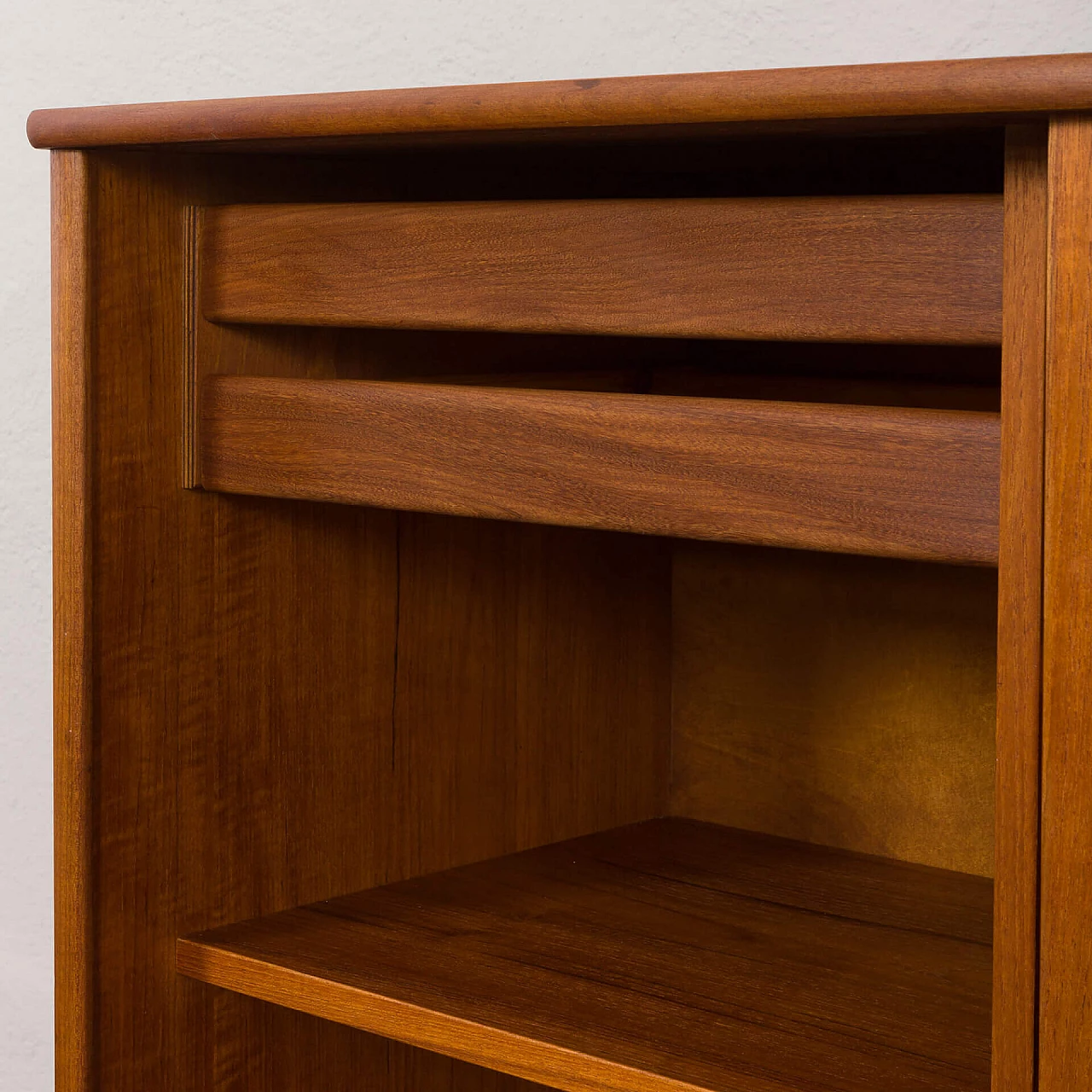 Credenza danese in teak con base in teak massiccio con cassetto nascosto, anni '60 18
