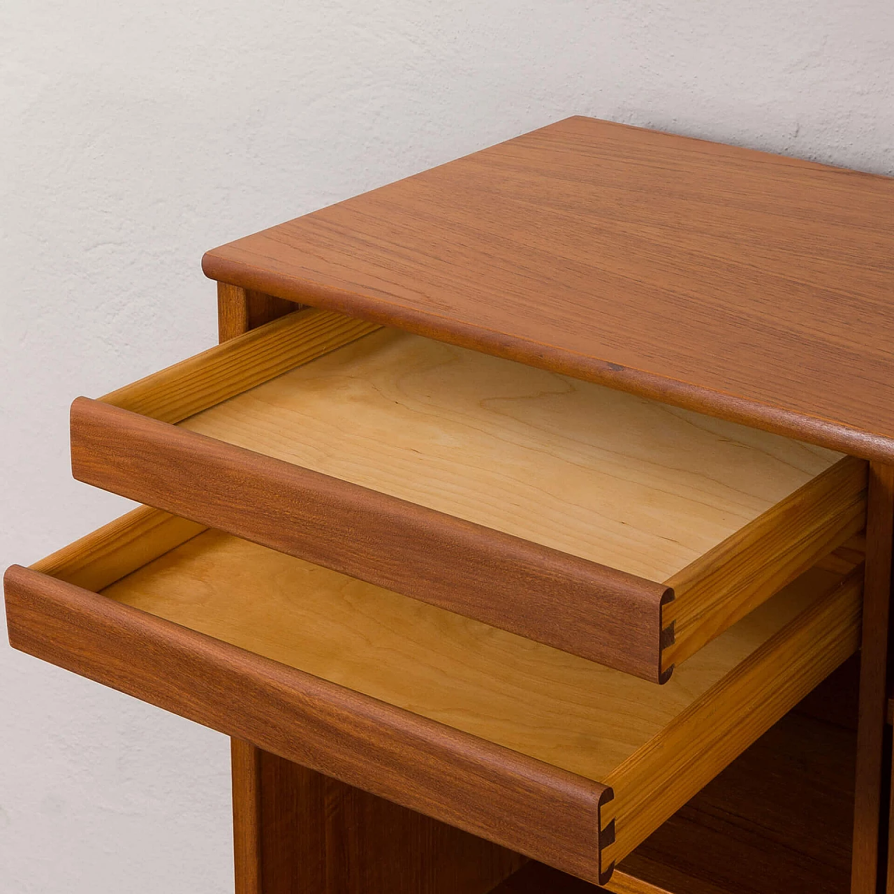 Credenza danese in teak con base in teak massiccio con cassetto nascosto, anni '60 19