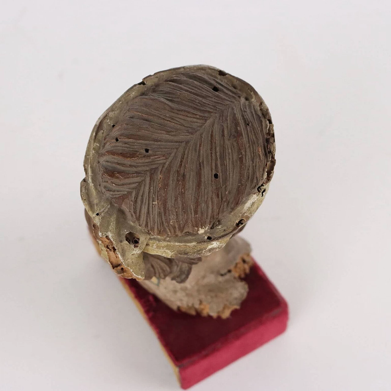 Carved and patinated wood male bust sculpture, 17th century 6