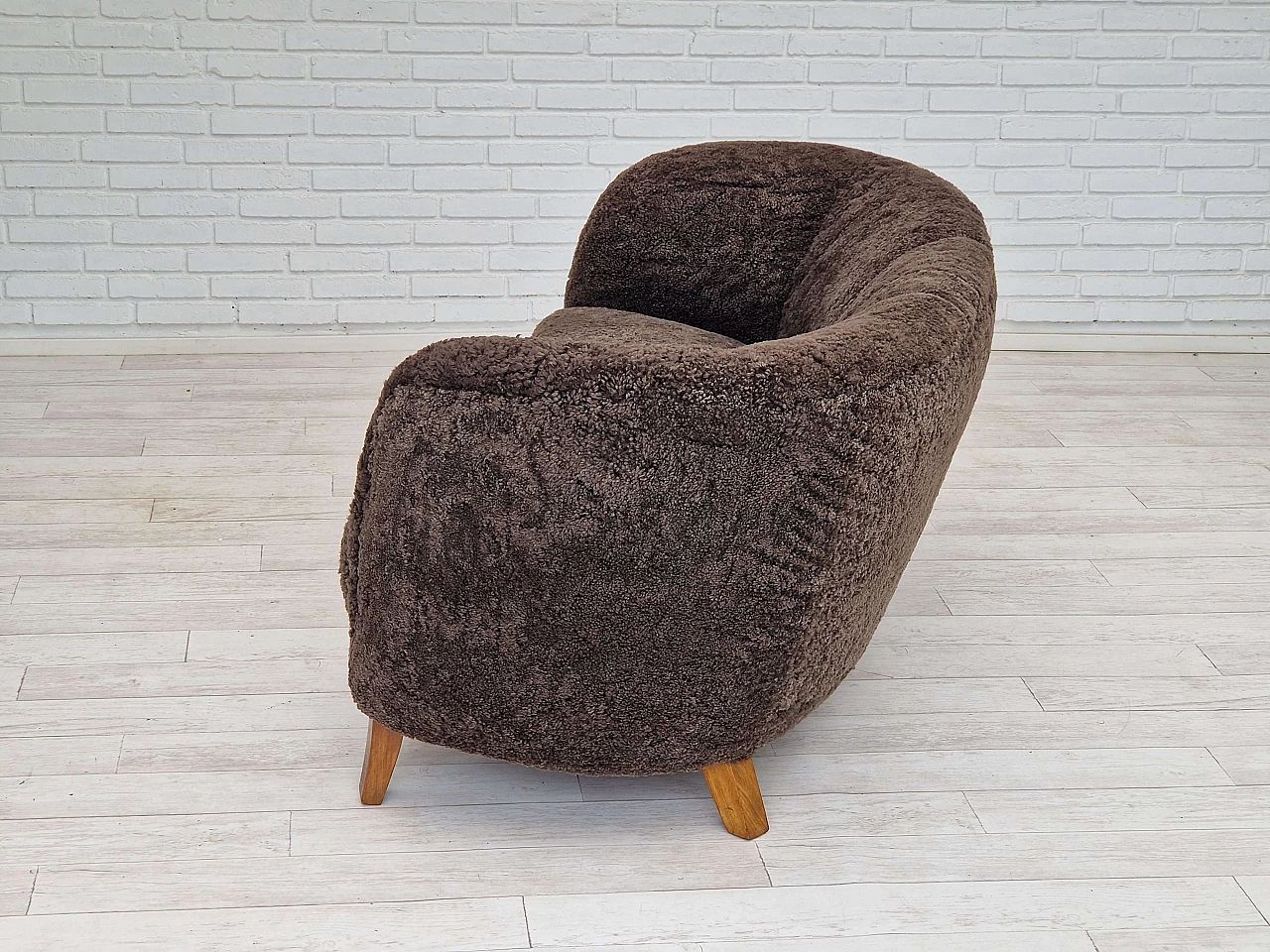 Divano danese a due posti in faggio tinto e pelle di pecora, anni '60 8