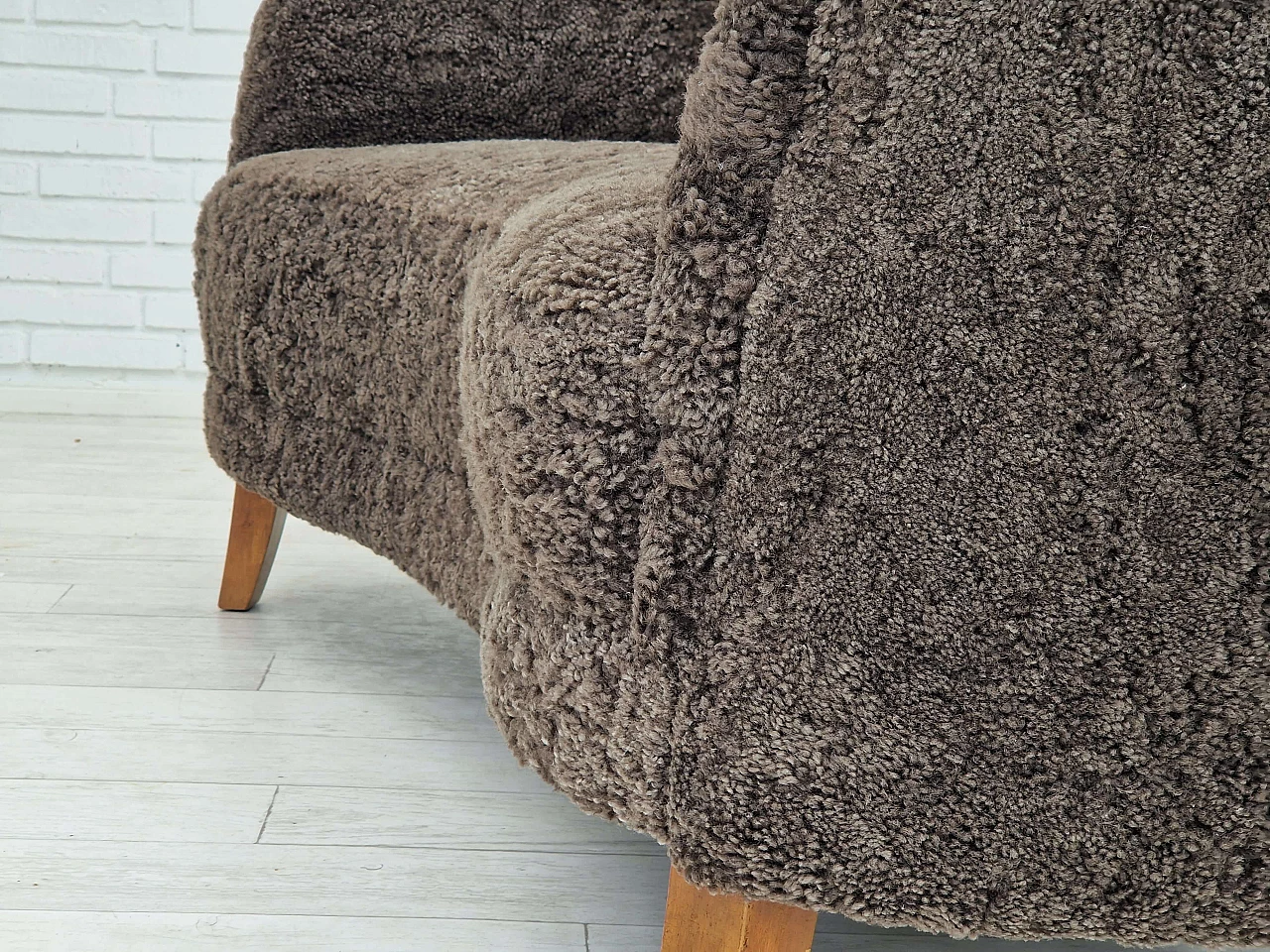 Divano danese a due posti in faggio tinto e pelle di pecora, anni '60 9