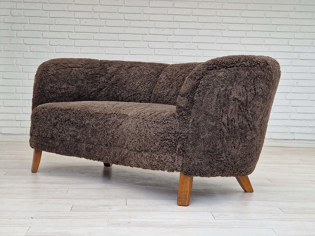 Divano danese a due posti in faggio tinto e pelle di pecora, anni '60 10