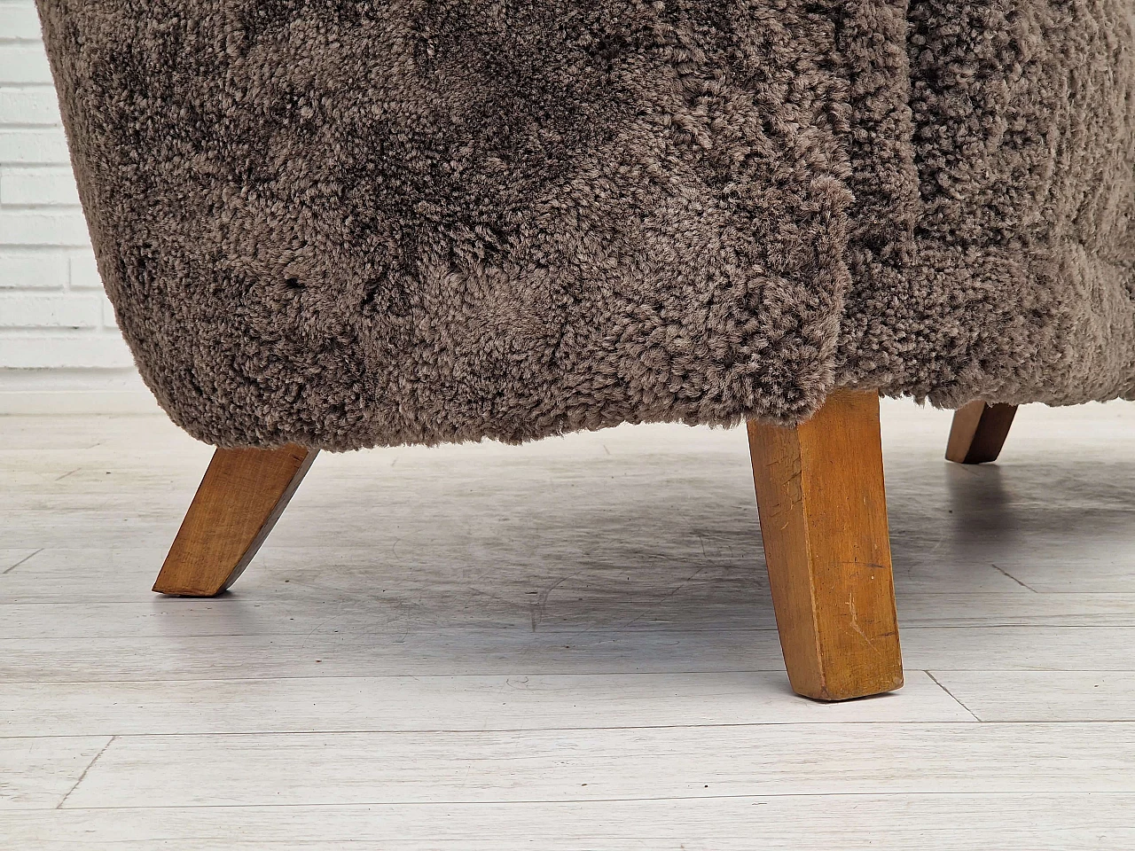 Divano danese a due posti in faggio tinto e pelle di pecora, anni '60 11