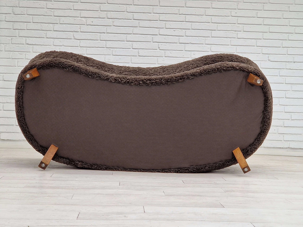 Divano danese a due posti in faggio tinto e pelle di pecora, anni '60 12