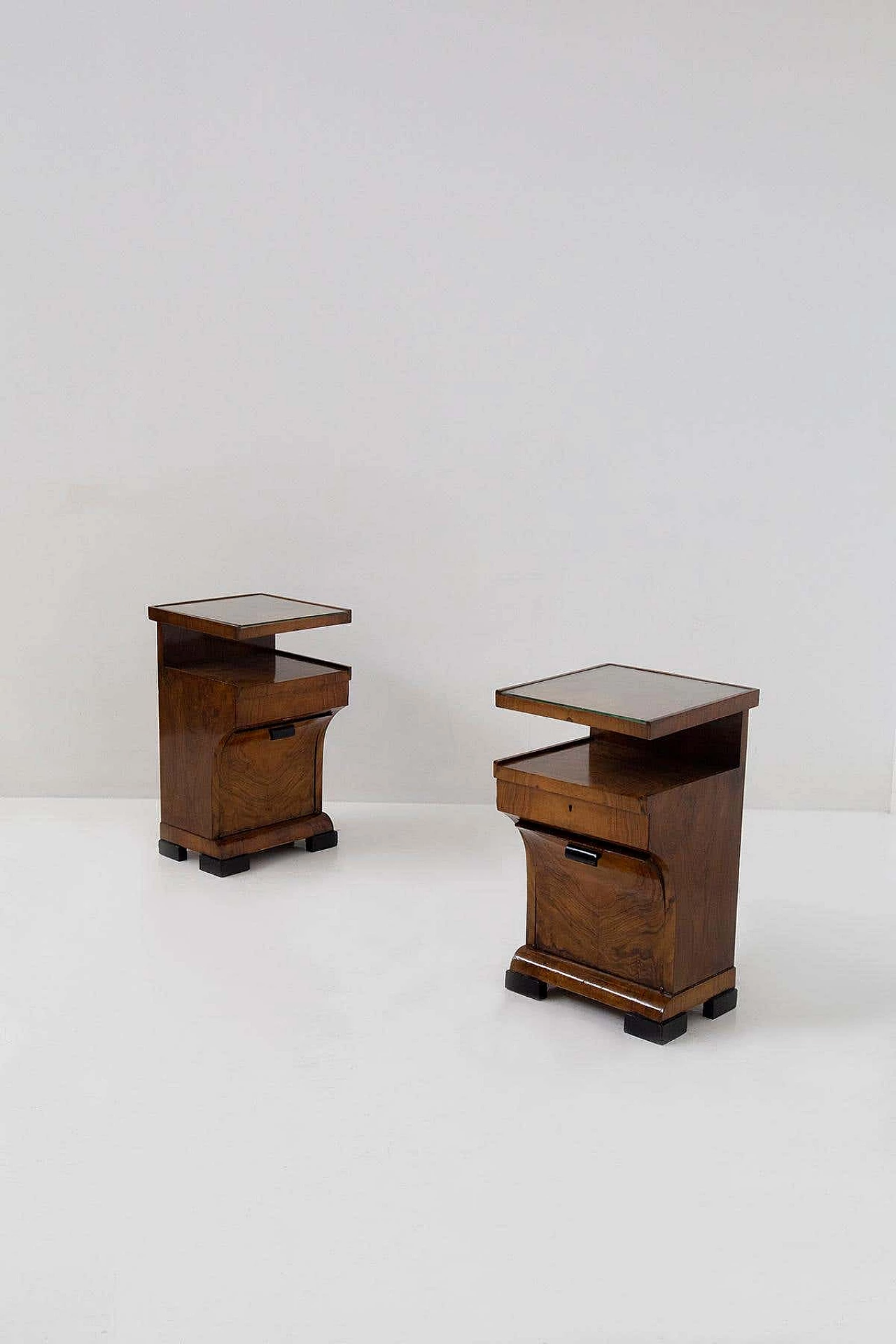 Pair of Art Deco bedside tables in walnut root with ebonised feet, 1920s 1