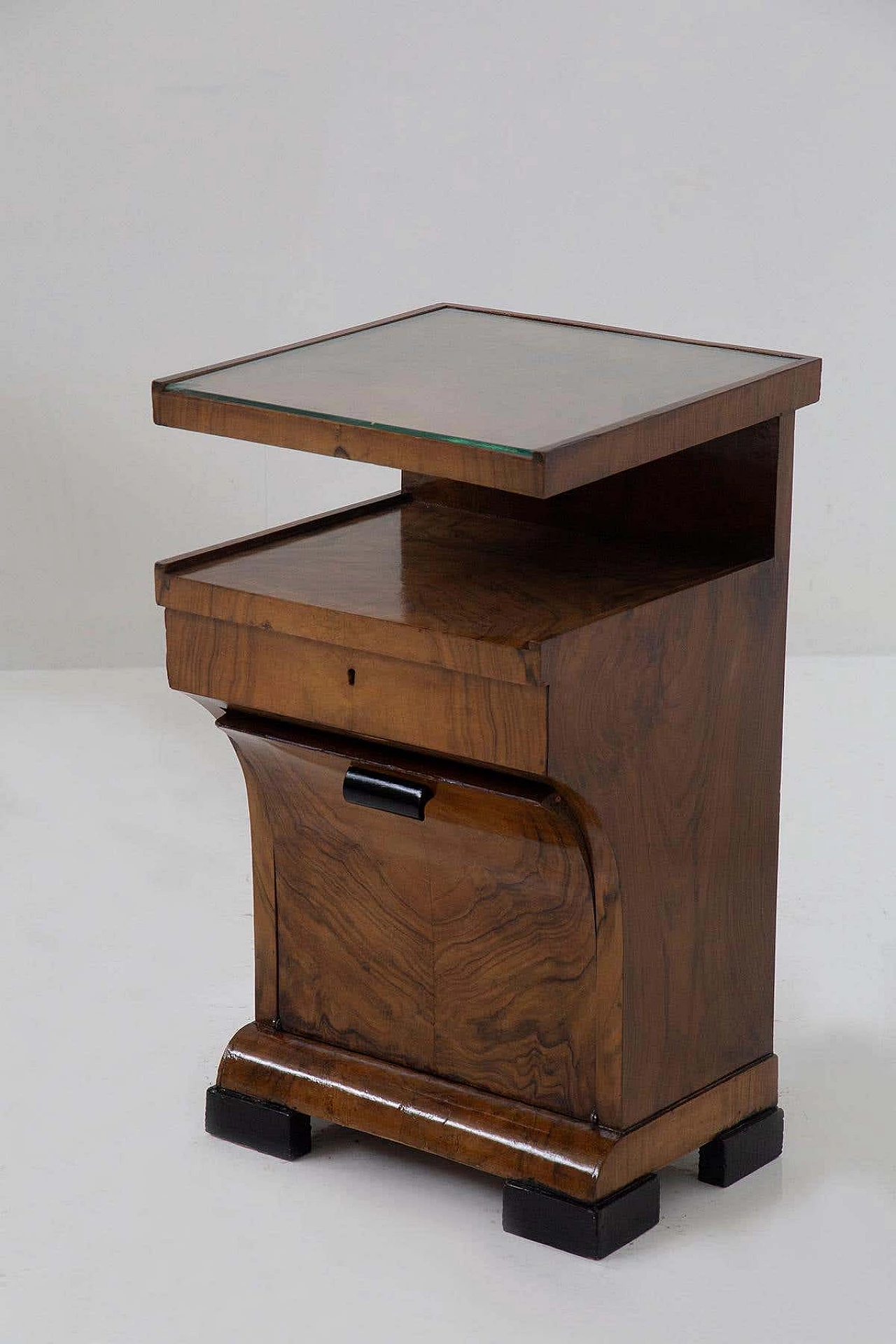 Pair of Art Deco bedside tables in walnut root with ebonised feet, 1920s 2