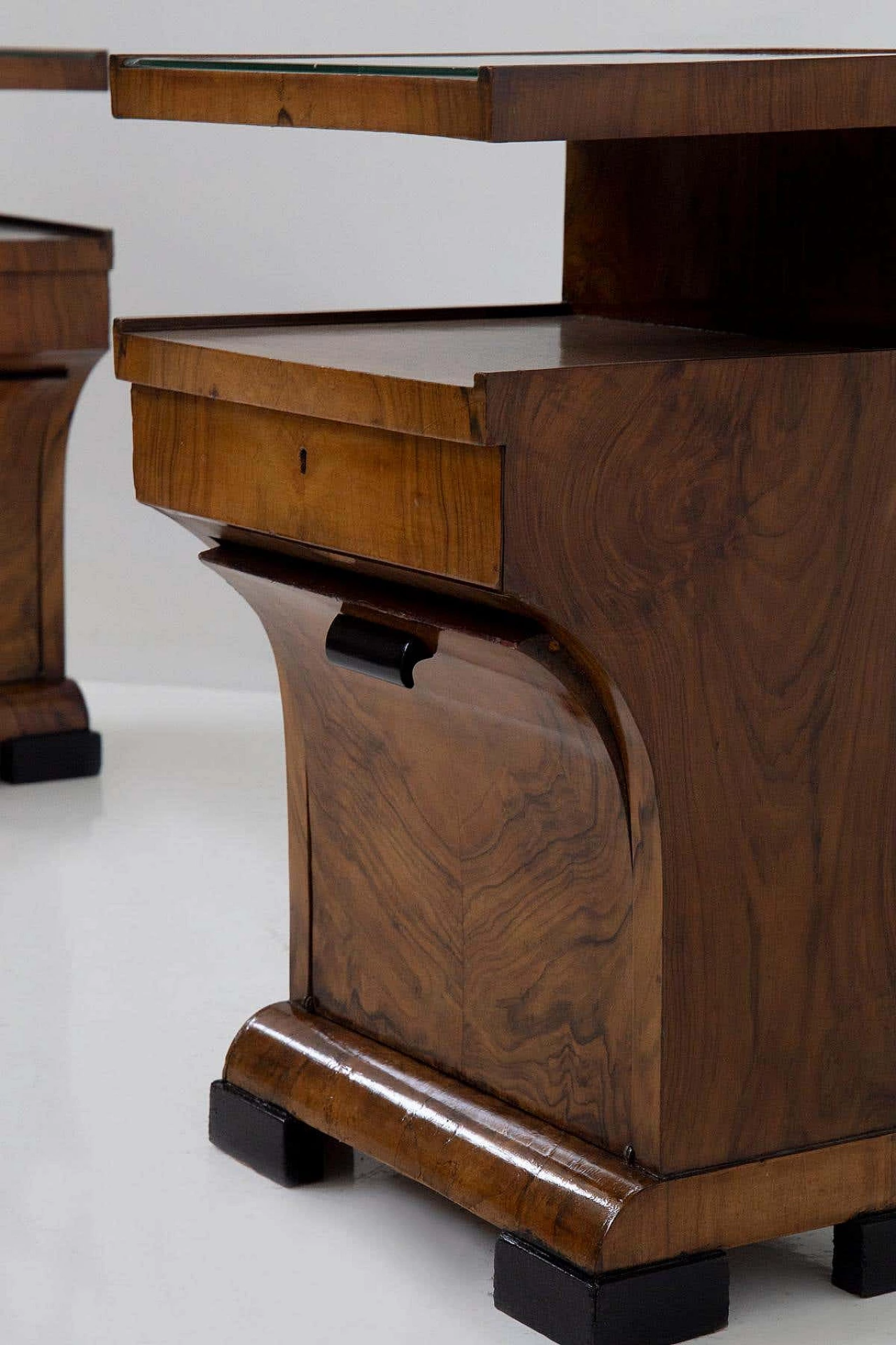 Pair of Art Deco bedside tables in walnut root with ebonised feet, 1920s 3