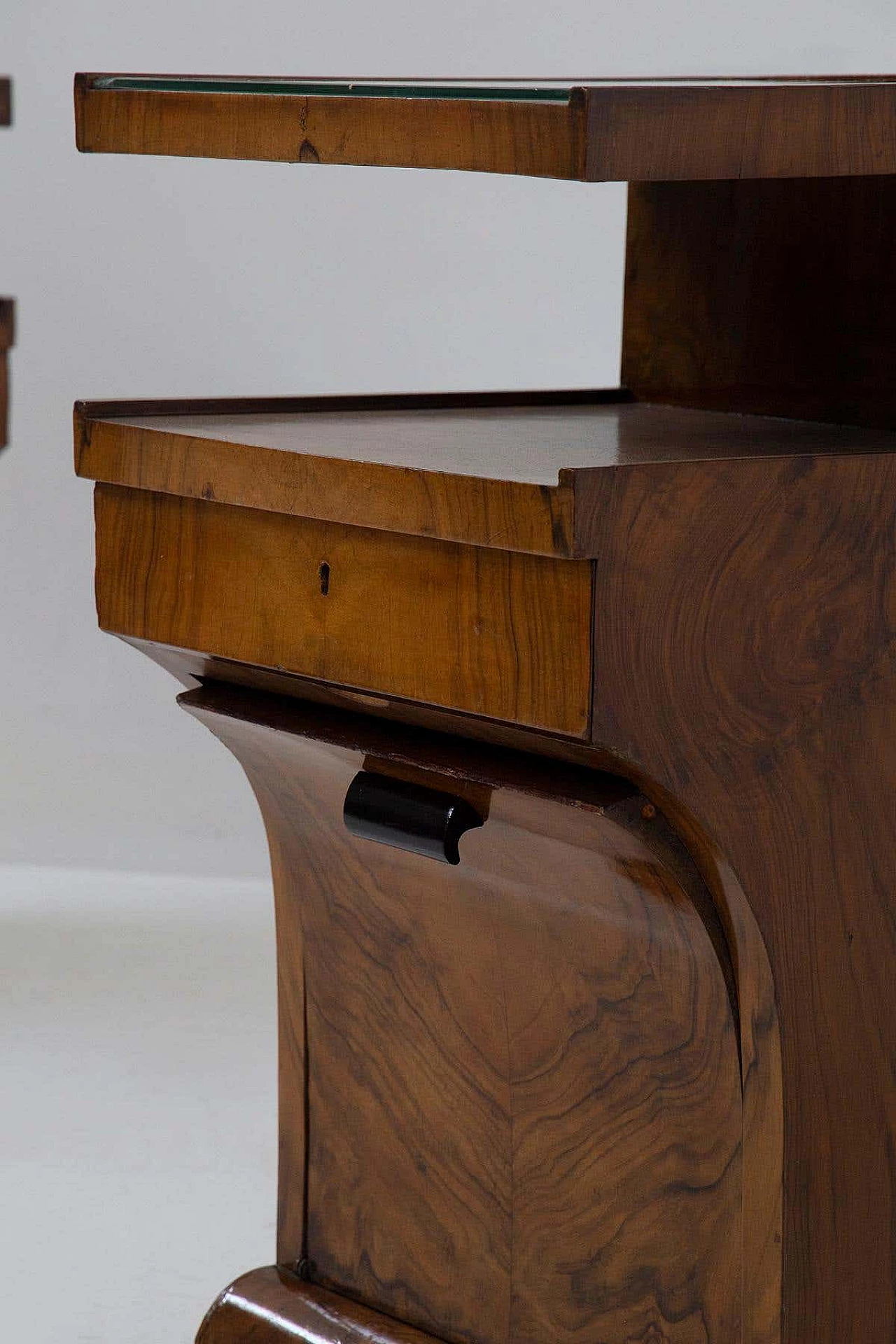 Pair of Art Deco bedside tables in walnut root with ebonised feet, 1920s 4