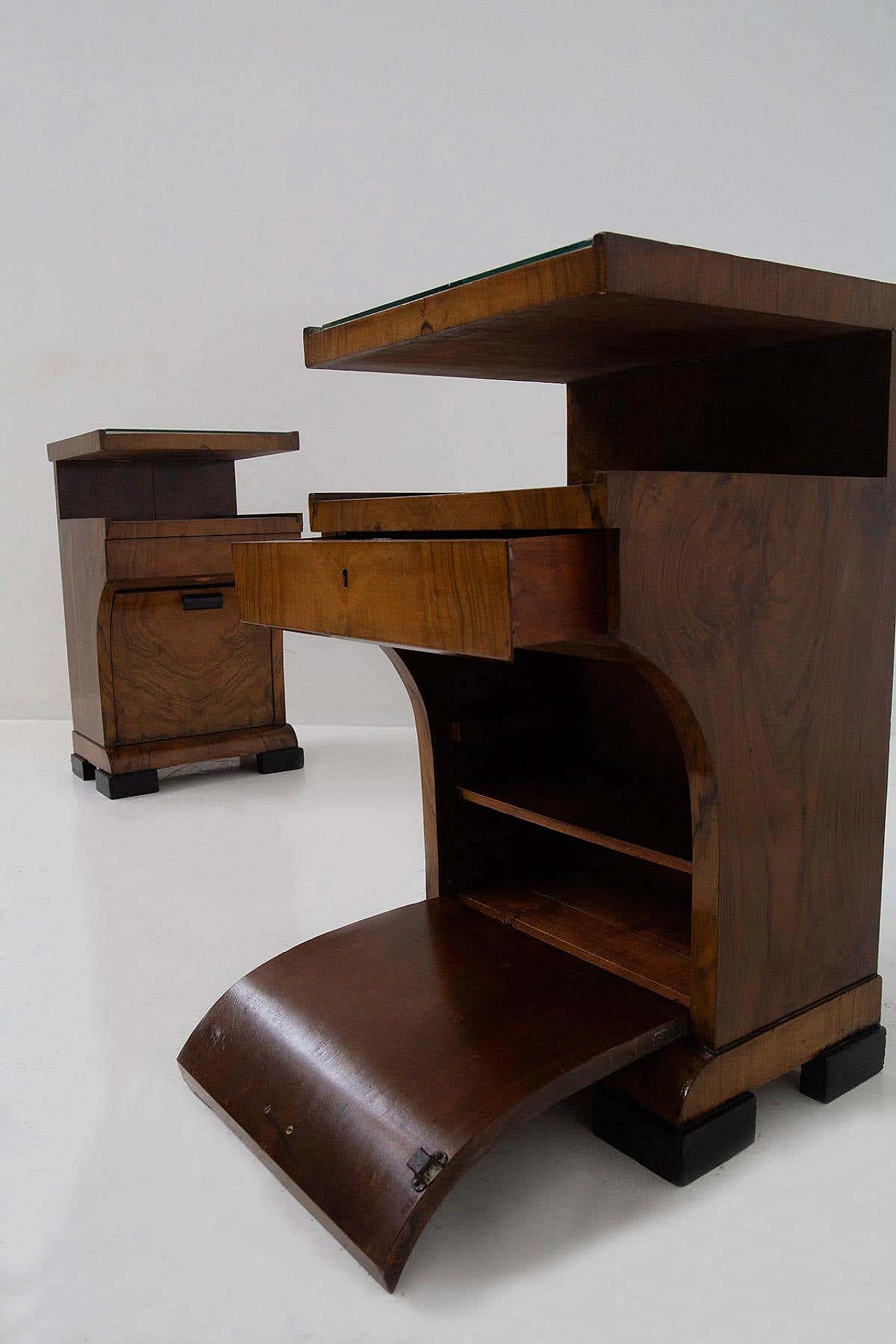 Pair of Art Deco bedside tables in walnut root with ebonised feet, 1920s 5