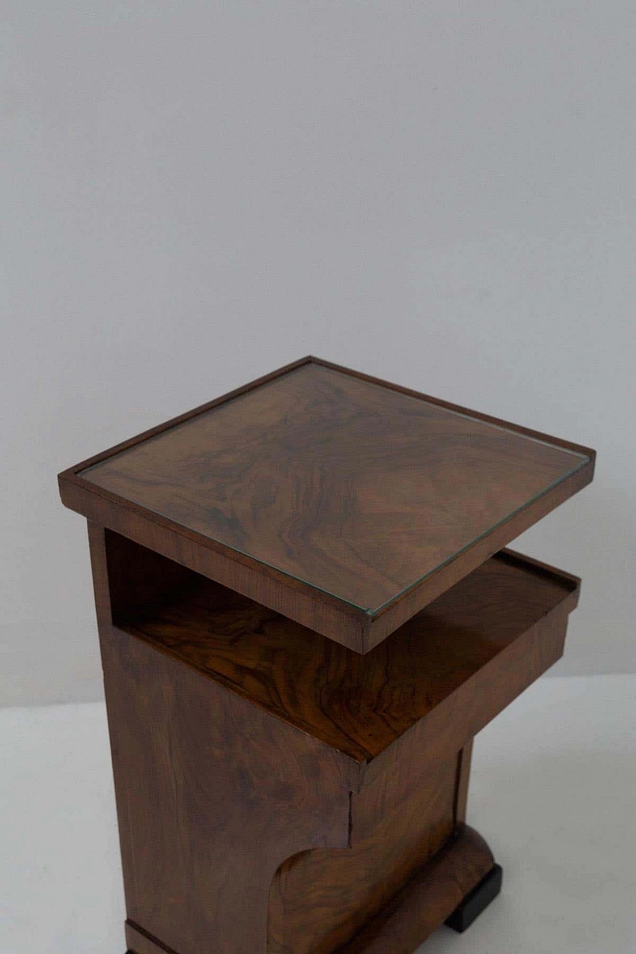 Pair of Art Deco bedside tables in walnut root with ebonised feet, 1920s 6