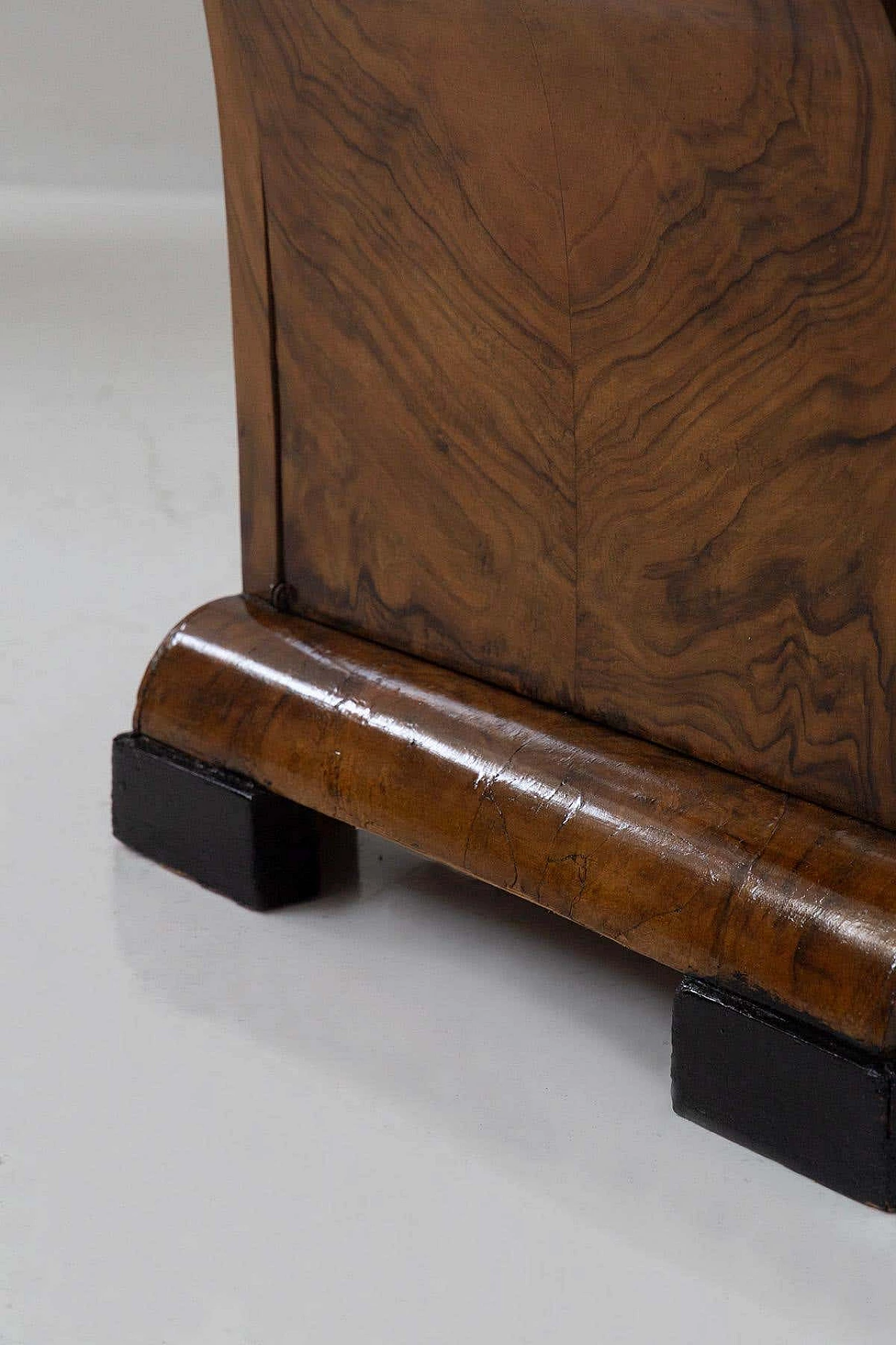 Pair of Art Deco bedside tables in walnut root with ebonised feet, 1920s 8