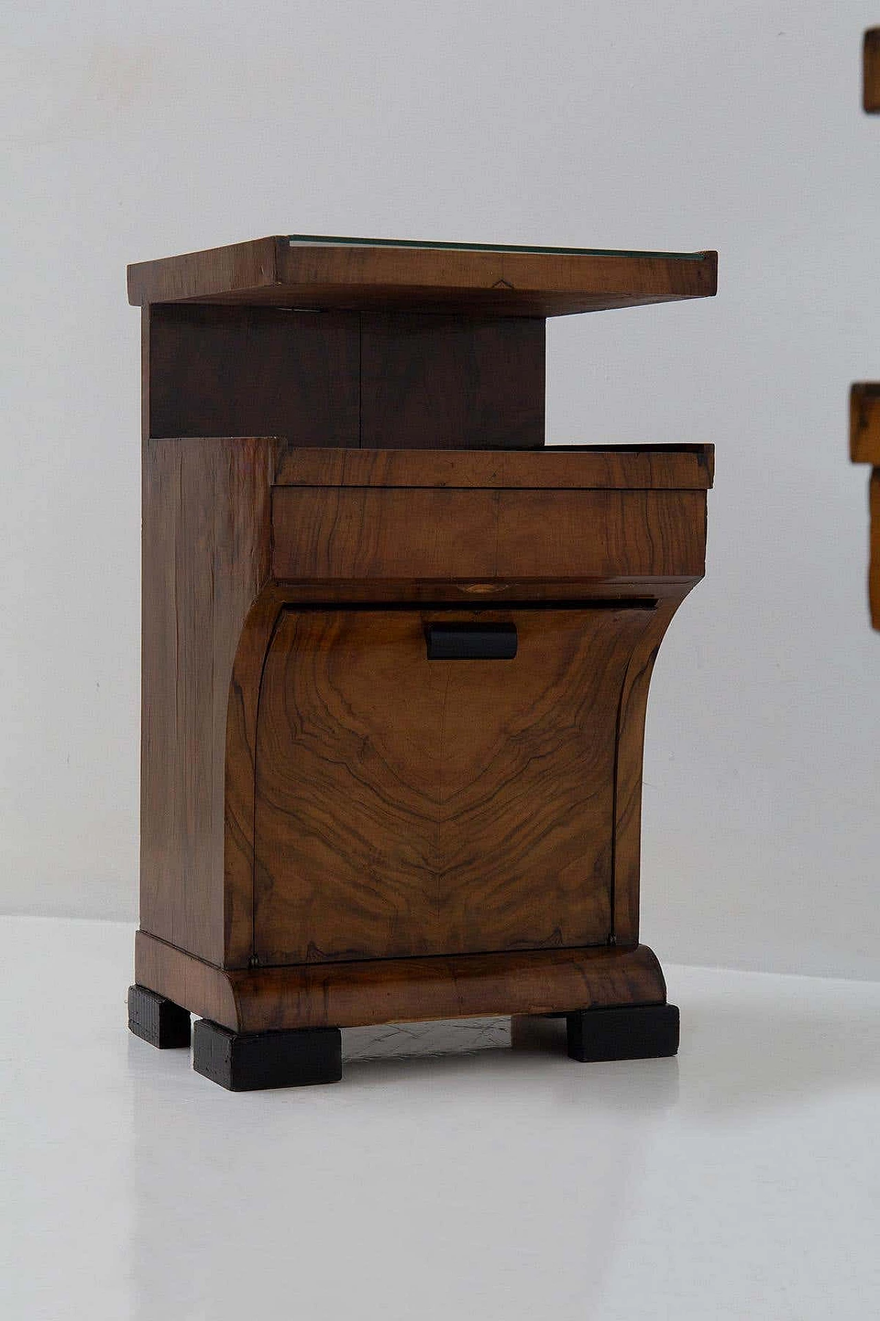Pair of Art Deco bedside tables in walnut root with ebonised feet, 1920s 10