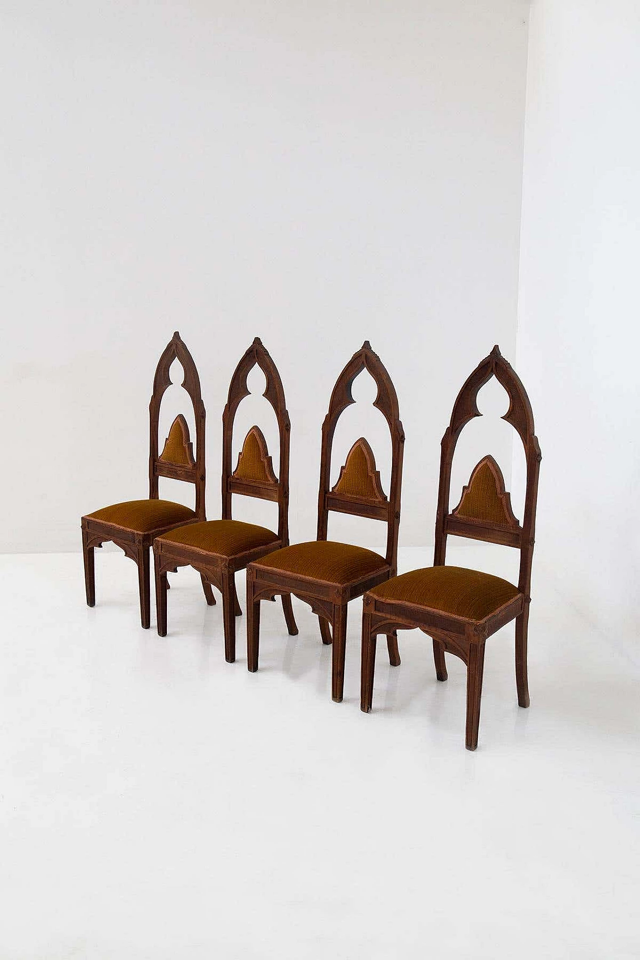 4 Venetian Gothic-style chairs in wood and orange ribbed fabric, 1920s 1