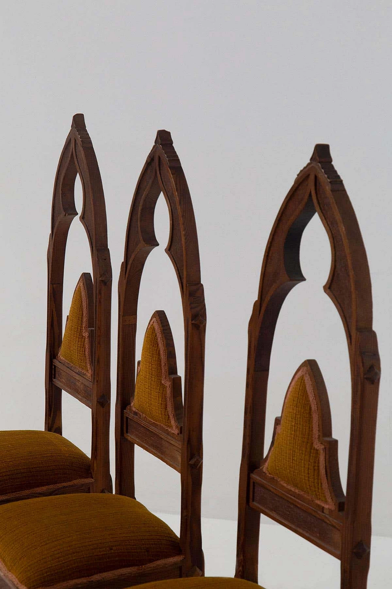 4 Venetian Gothic-style chairs in wood and orange ribbed fabric, 1920s 3