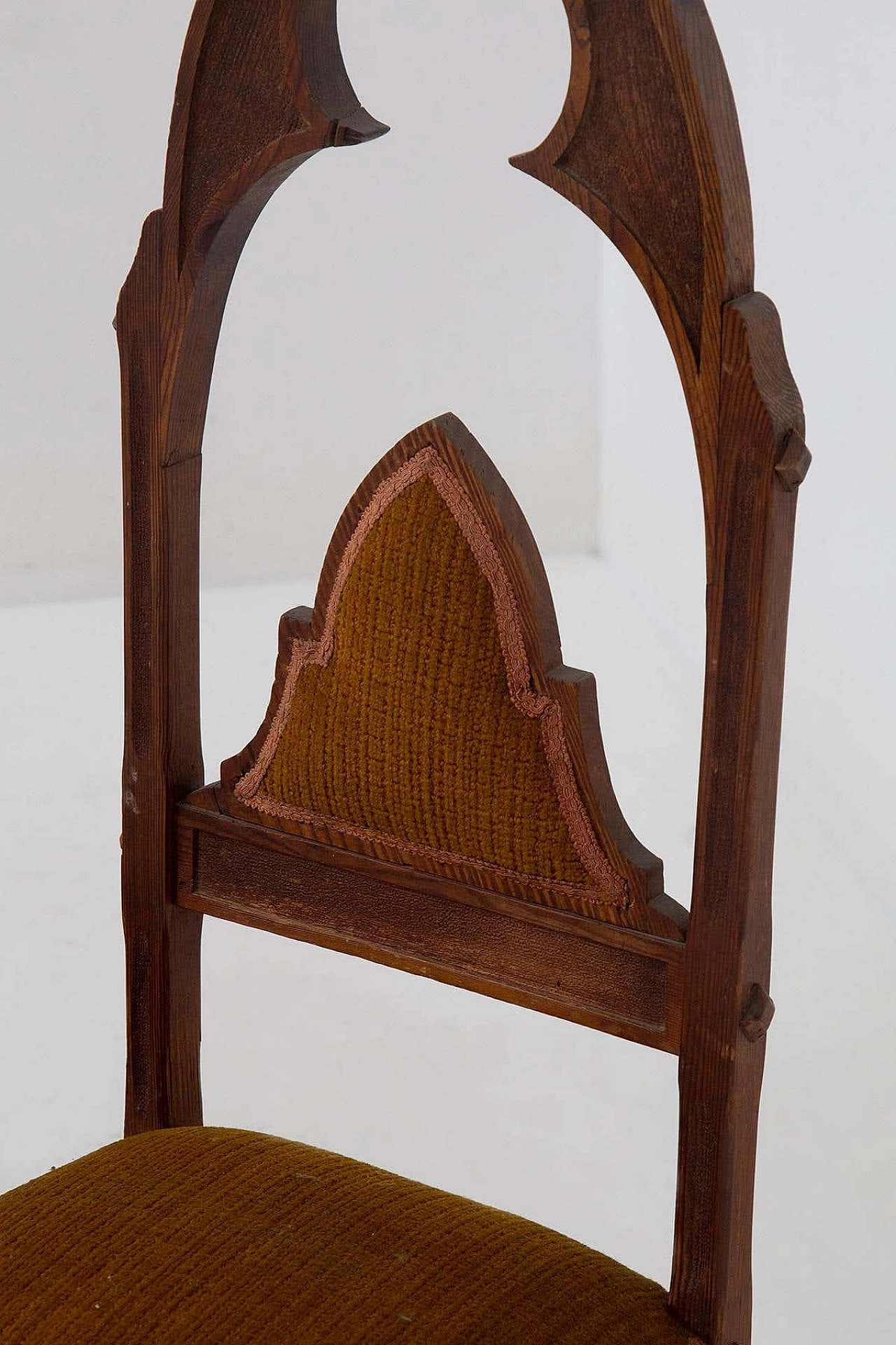 4 Venetian Gothic-style chairs in wood and orange ribbed fabric, 1920s 4