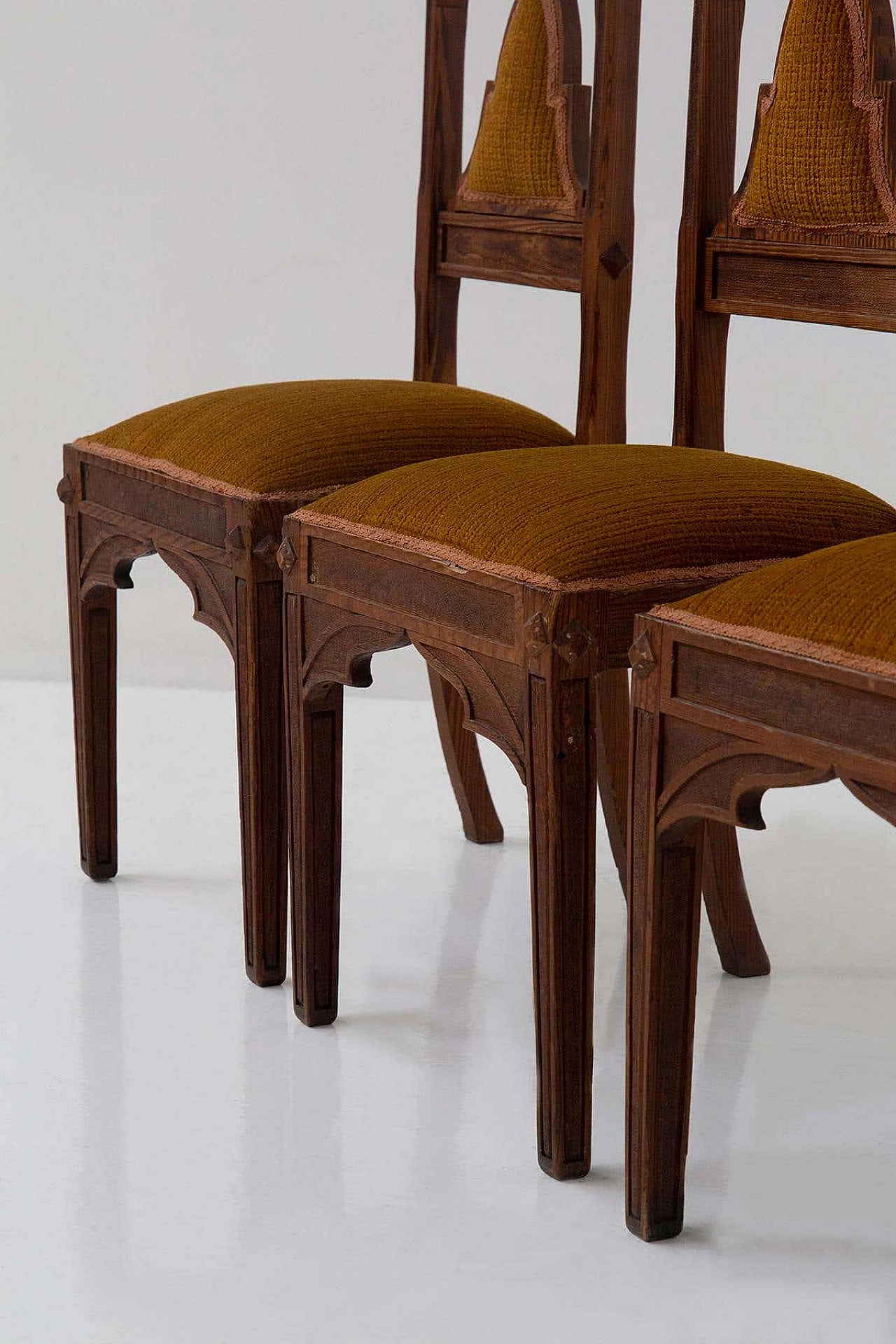 4 Venetian Gothic-style chairs in wood and orange ribbed fabric, 1920s 5