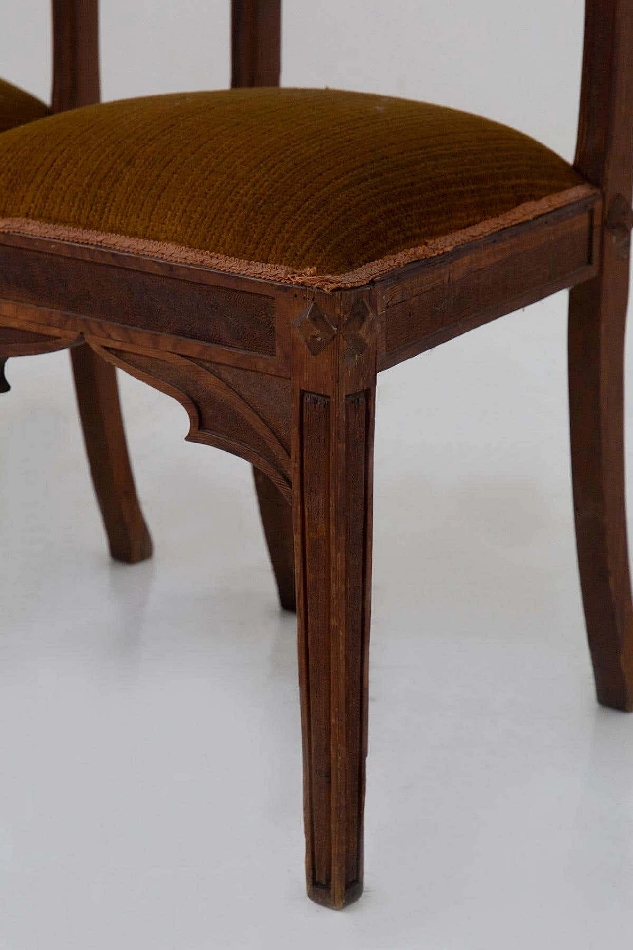 4 Venetian Gothic-style chairs in wood and orange ribbed fabric, 1920s 6