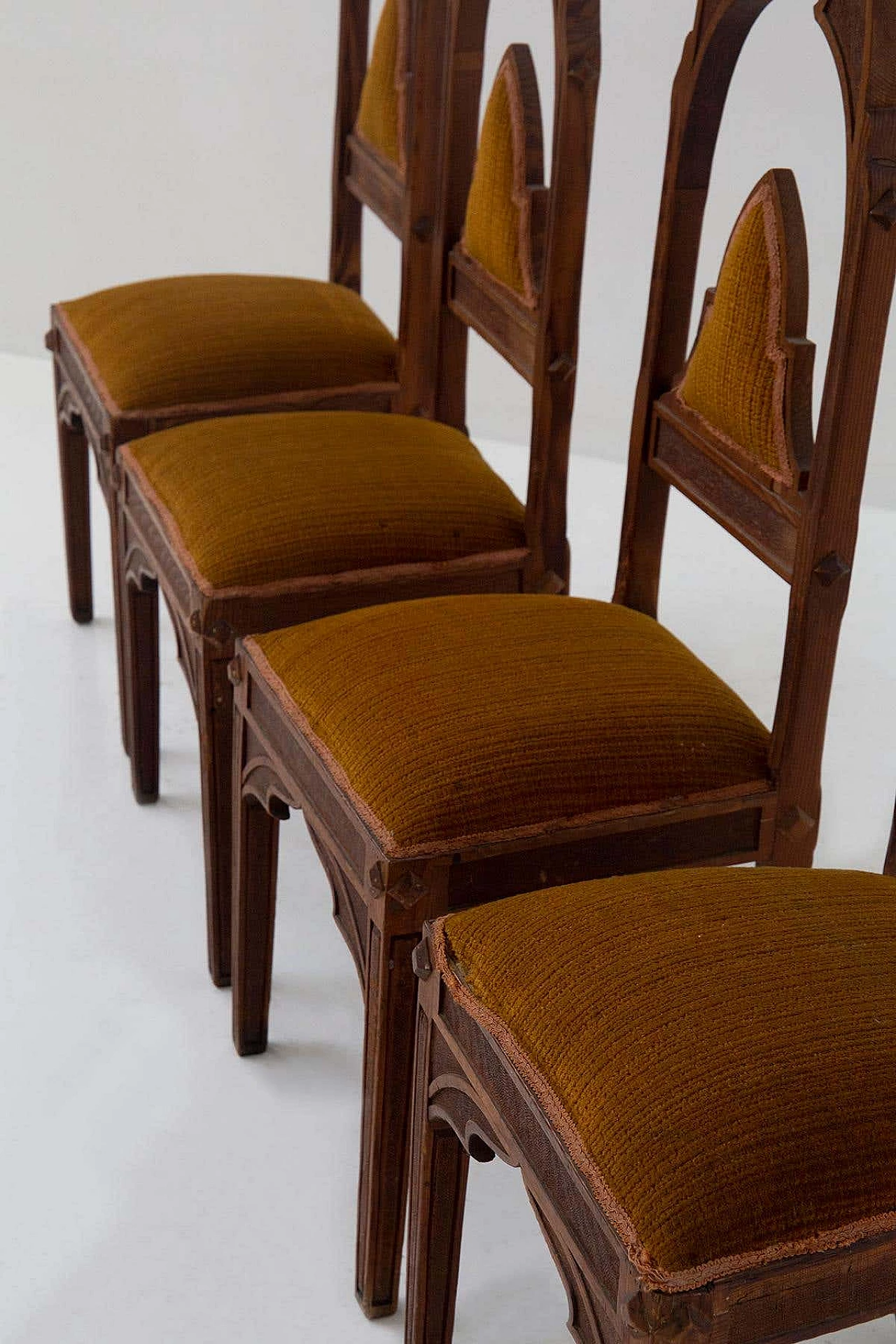 4 Venetian Gothic-style chairs in wood and orange ribbed fabric, 1920s 10
