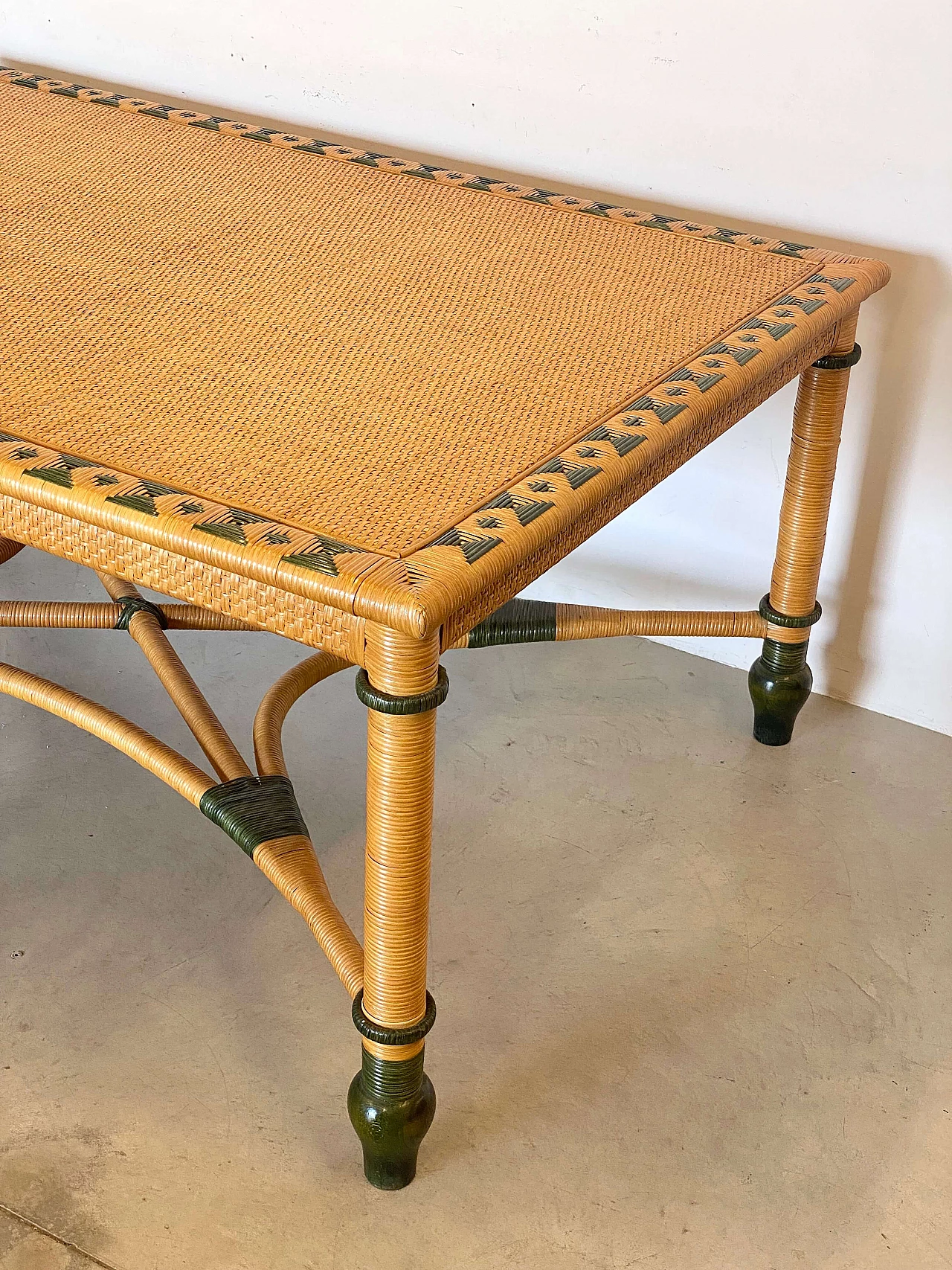 Tavolo da pranzo in vimini con decorazioni verdi, anni '80 2