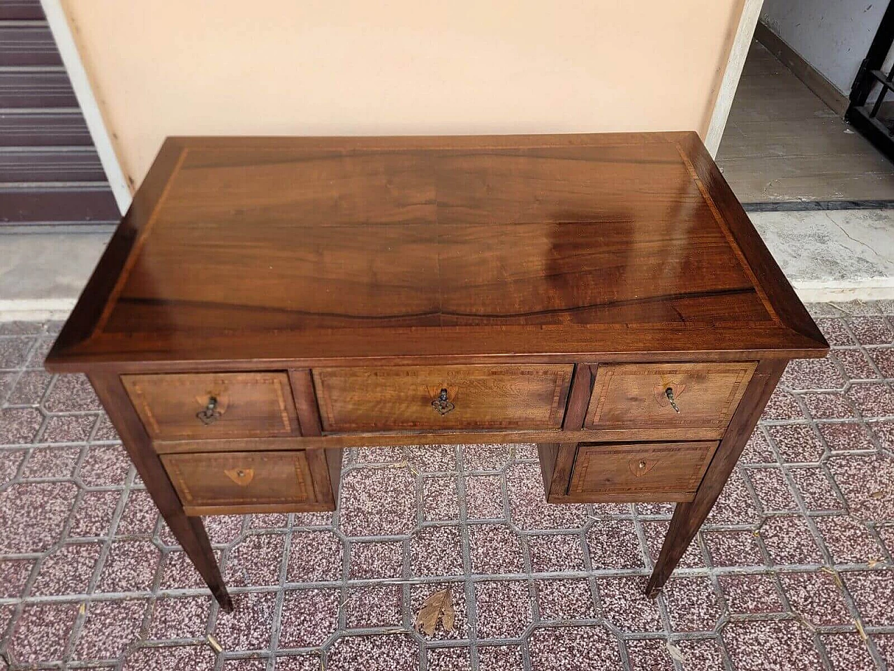 Scrivania da centro in noce con filetti in acero in stile Luigi XVI, inizio '900 2