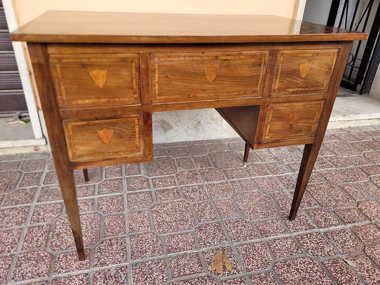 Scrivania da centro in noce con filetti in acero in stile Luigi XVI, inizio '900 6