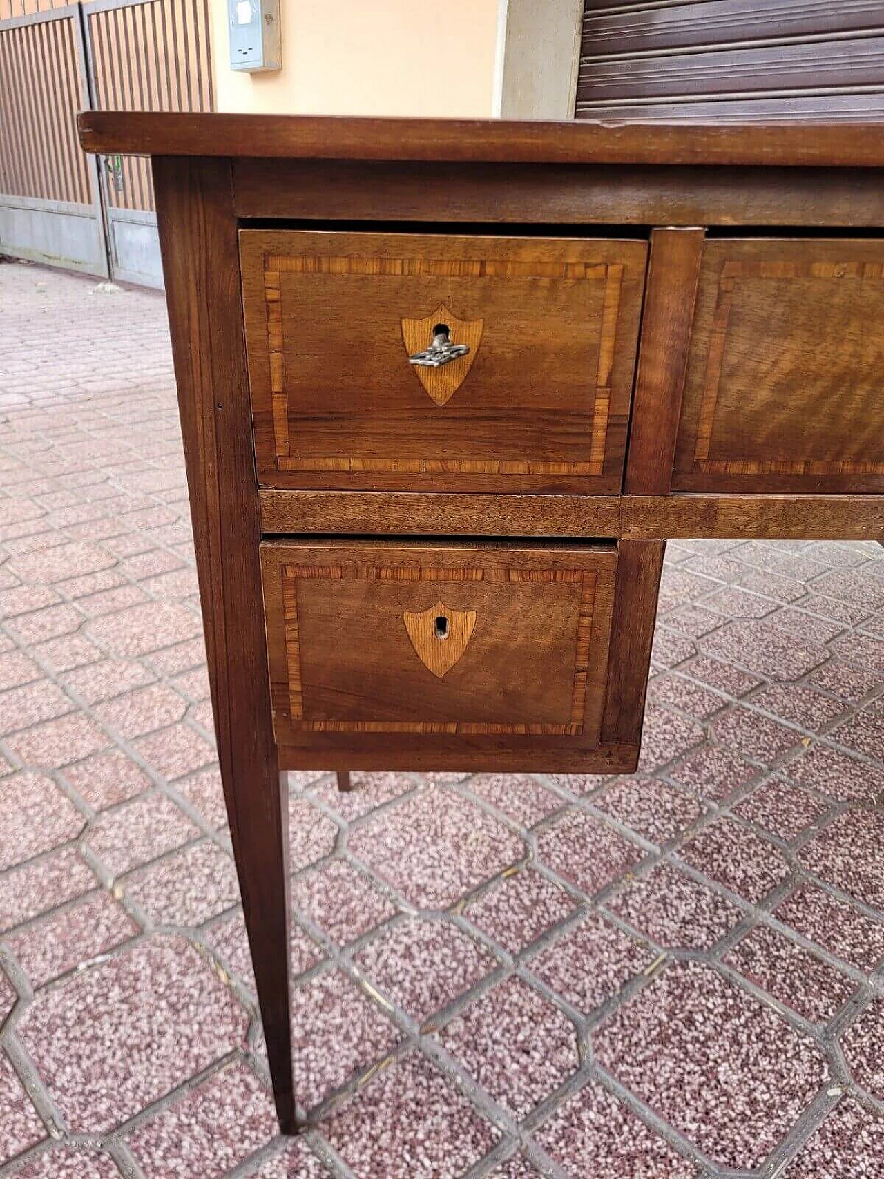 Scrivania da centro in noce con filetti in acero in stile Luigi XVI, inizio '900 8