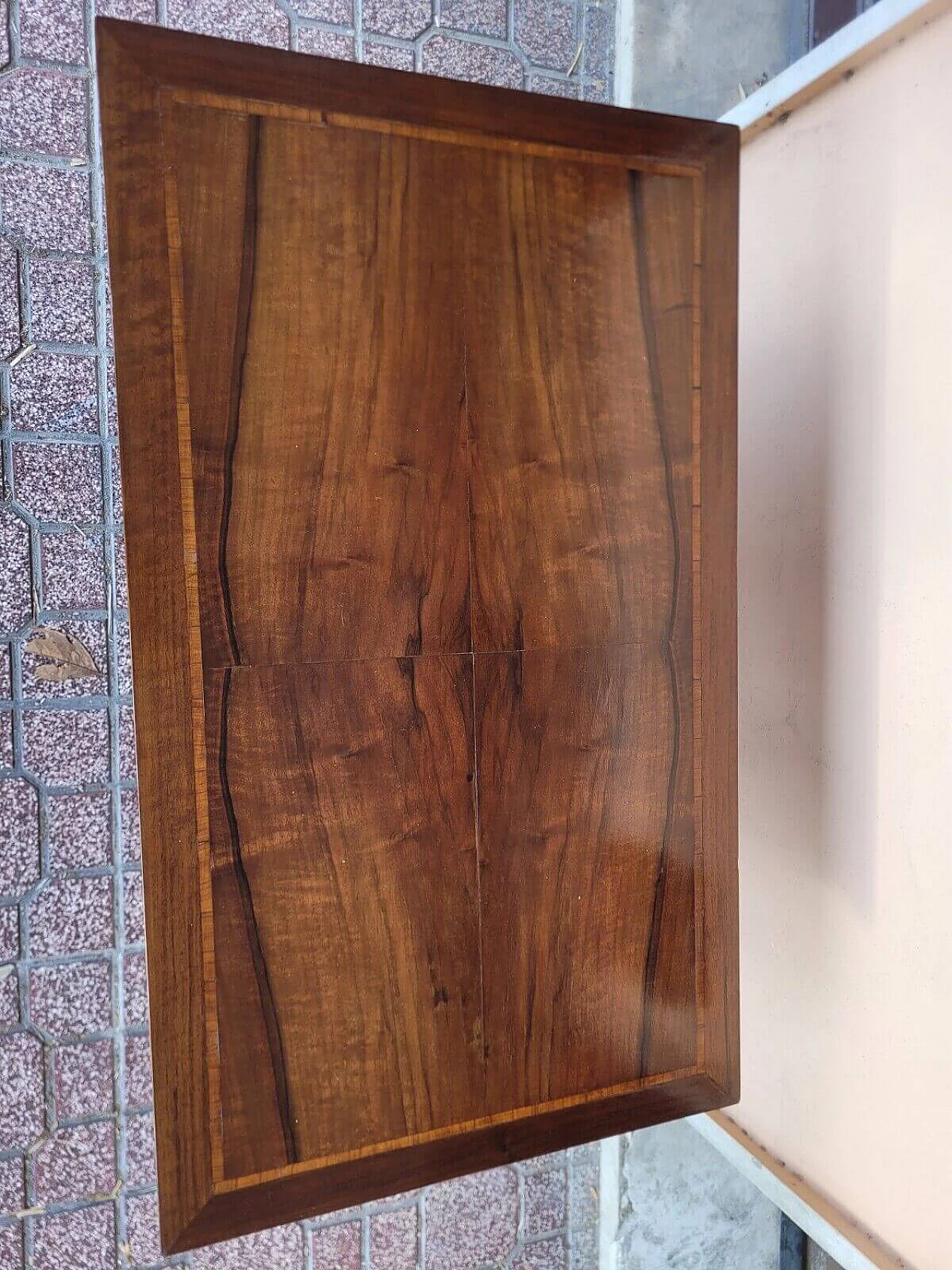 Scrivania da centro in noce con filetti in acero in stile Luigi XVI, inizio '900 9