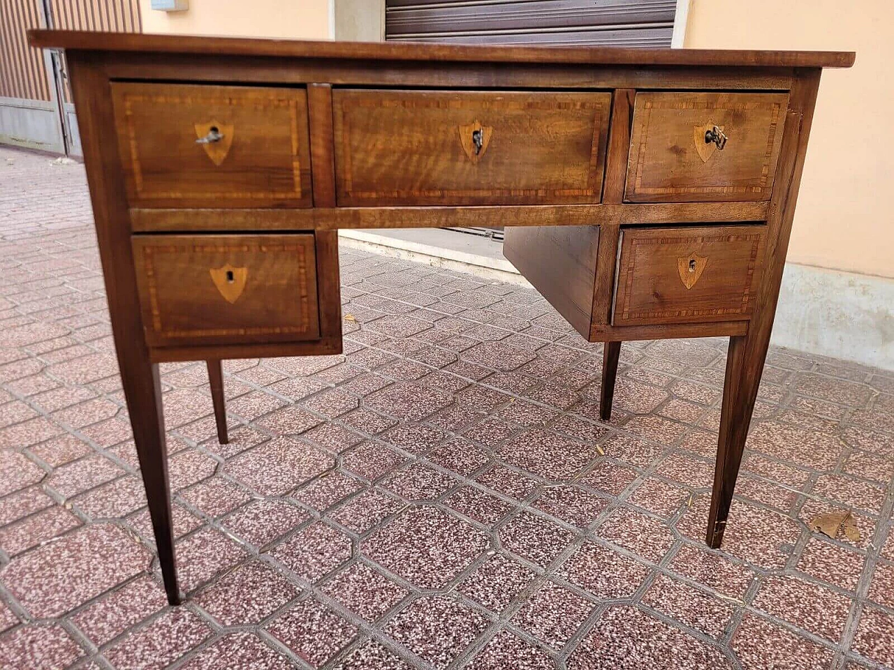 Scrivania da centro in noce con filetti in acero in stile Luigi XVI, inizio '900 11