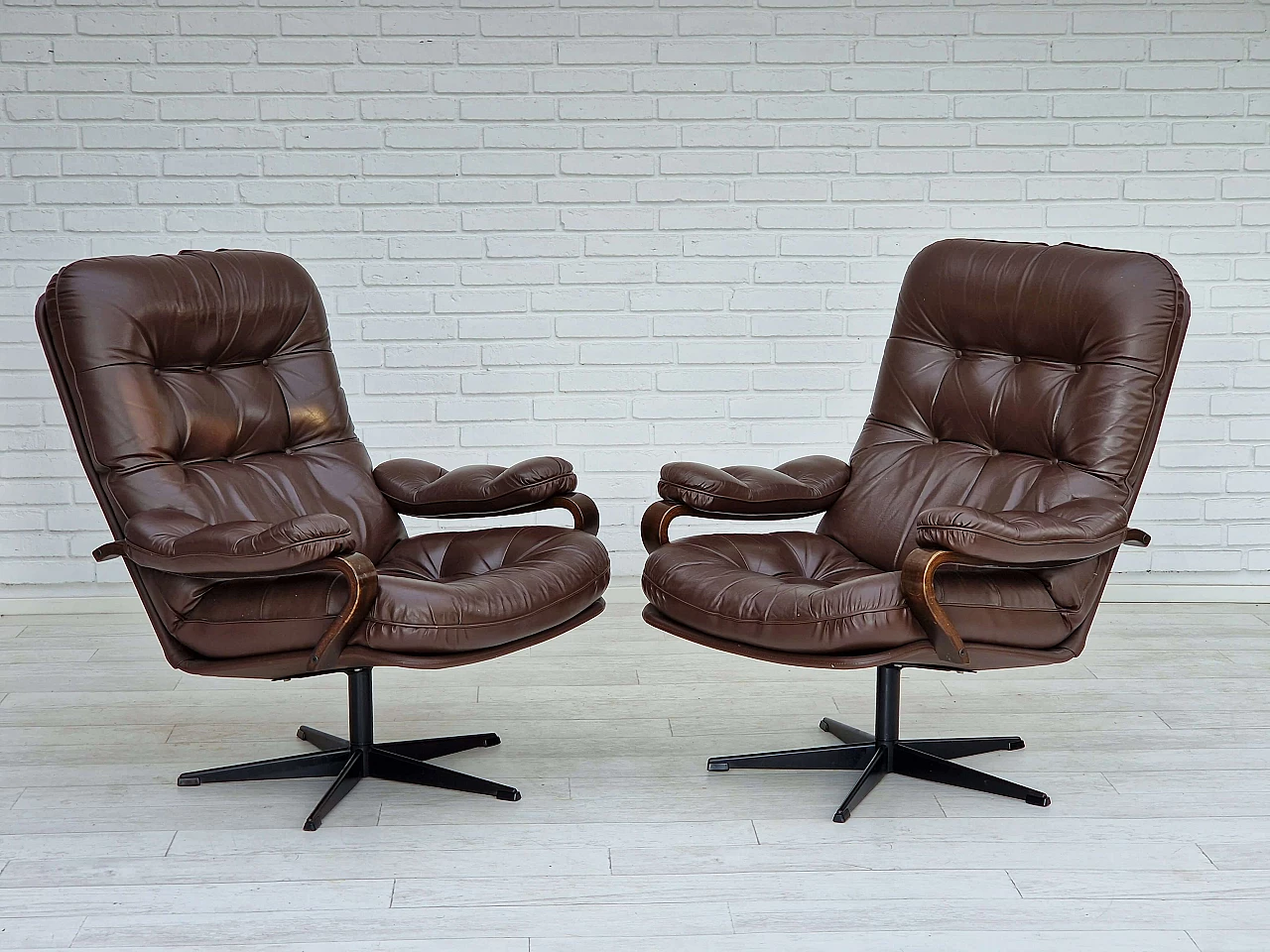 Coppia di poltrone girevoli danesi in pelle marrone e acciaio, anni '70 1