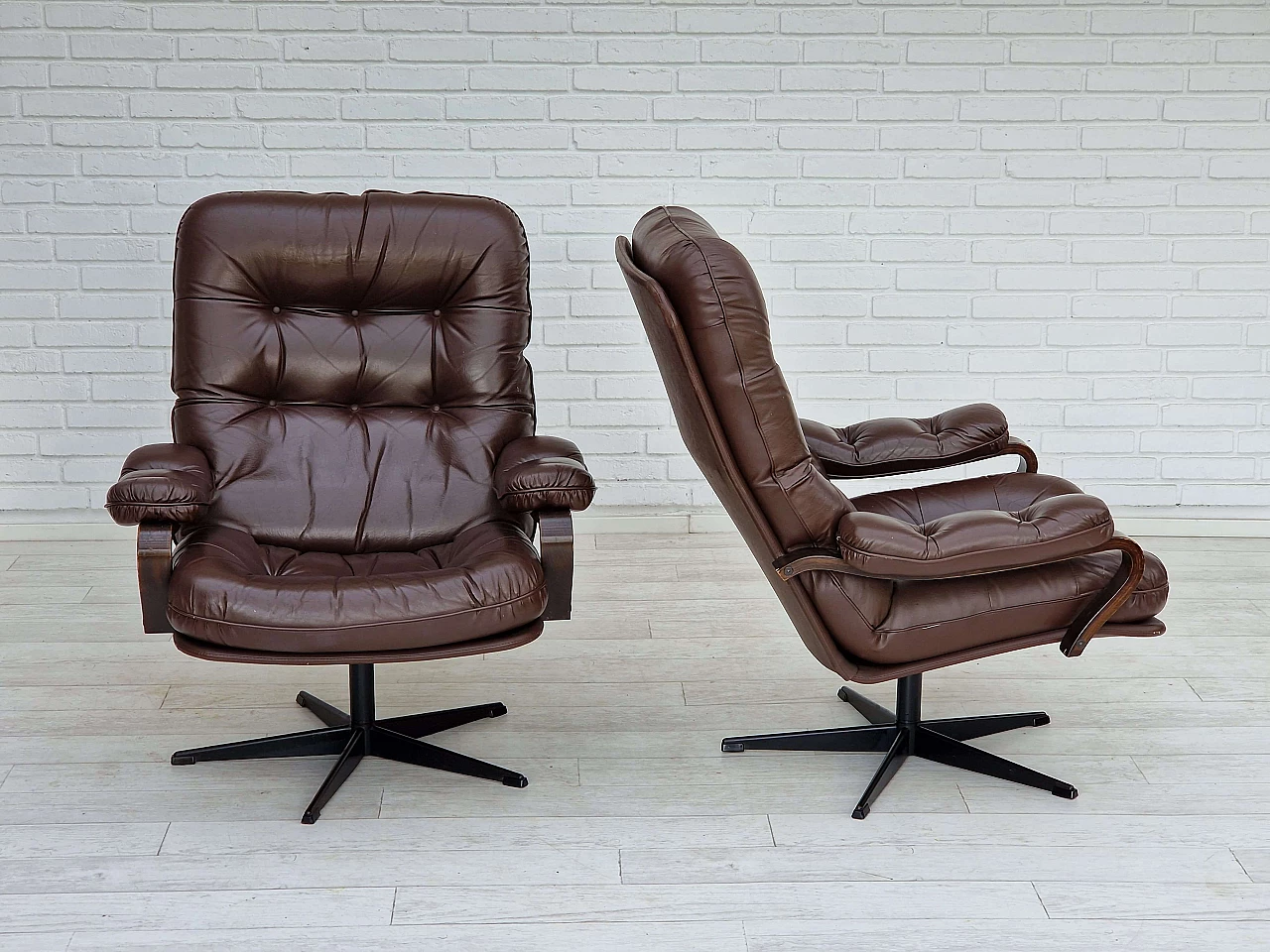 Coppia di poltrone girevoli danesi in pelle marrone e acciaio, anni '70 2